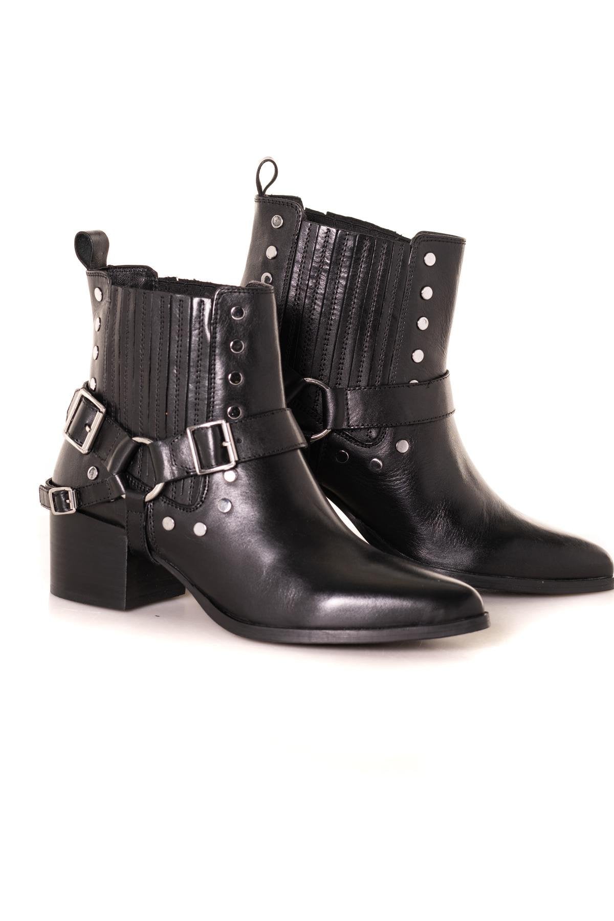 Black leather boots - Image n°1