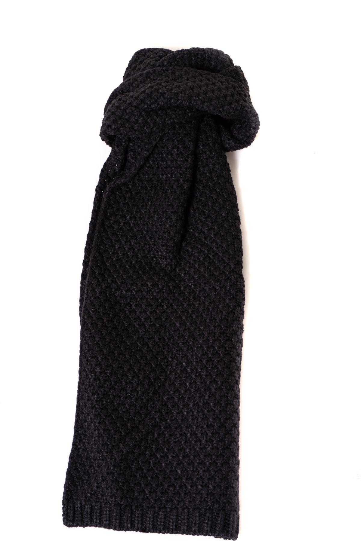 Plain black winter scarf - Image n°1