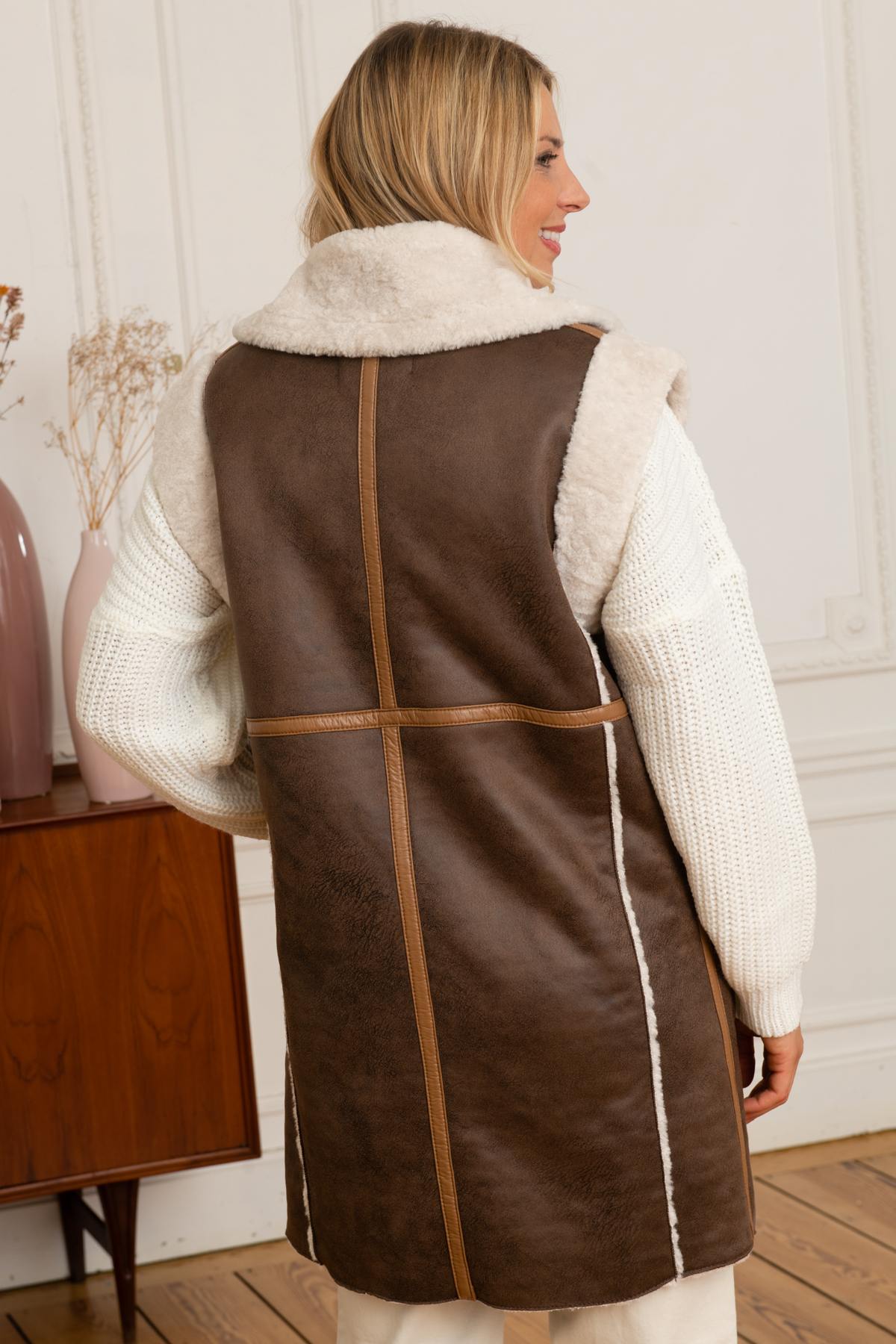 Sleeveless coat in shearling effect polyester - Image n°5