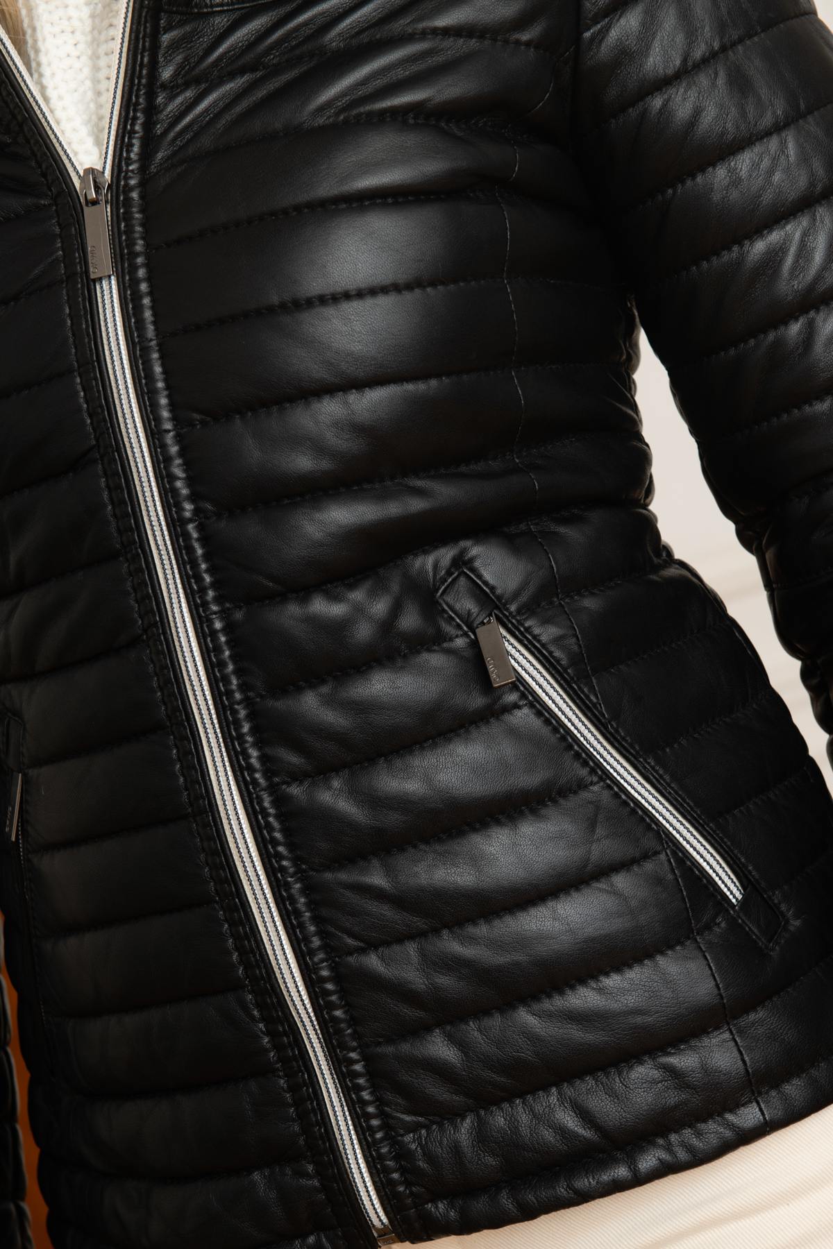 Quilted black leather down jacket for women - Image n°3