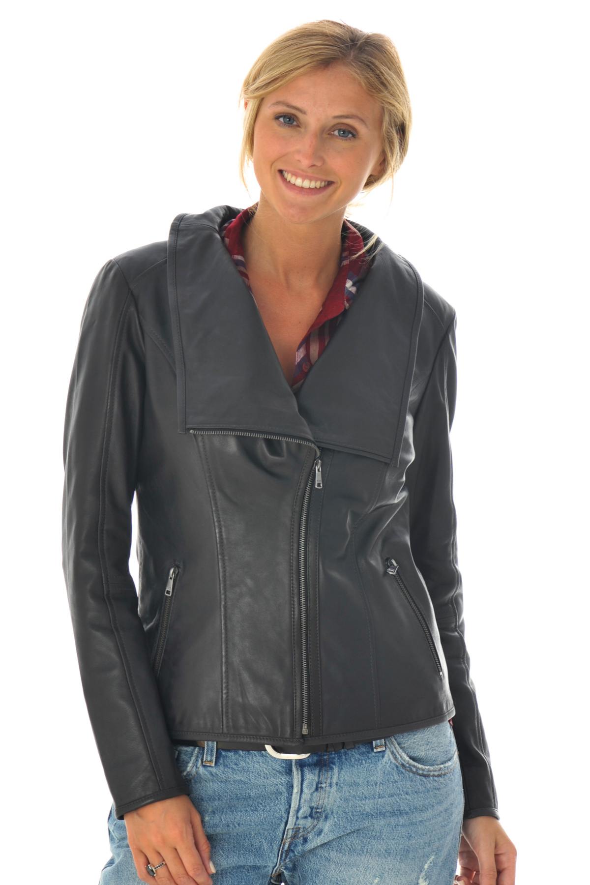 Feminine leather jacket with drop collar - Image n°1