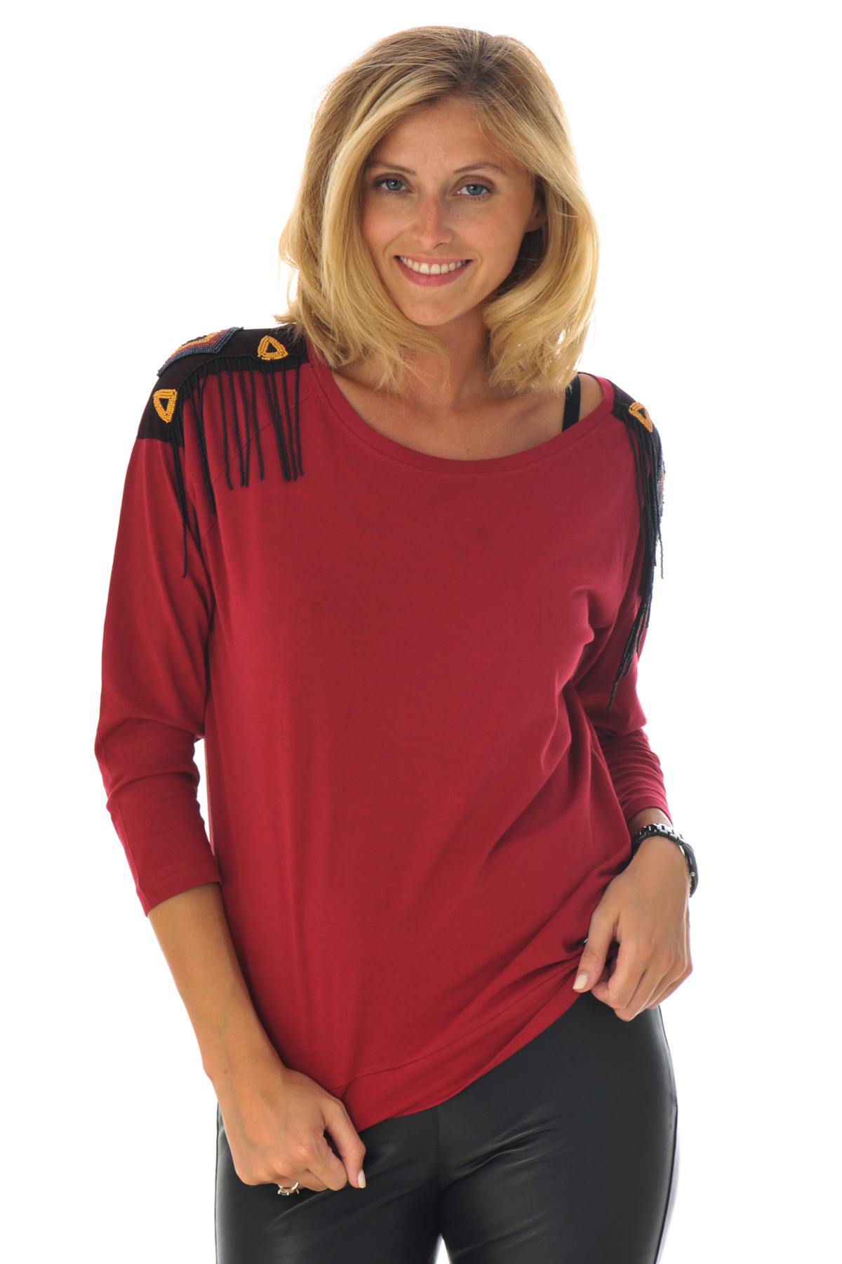 Red t-shirt with patterned shoulders - Image n°1