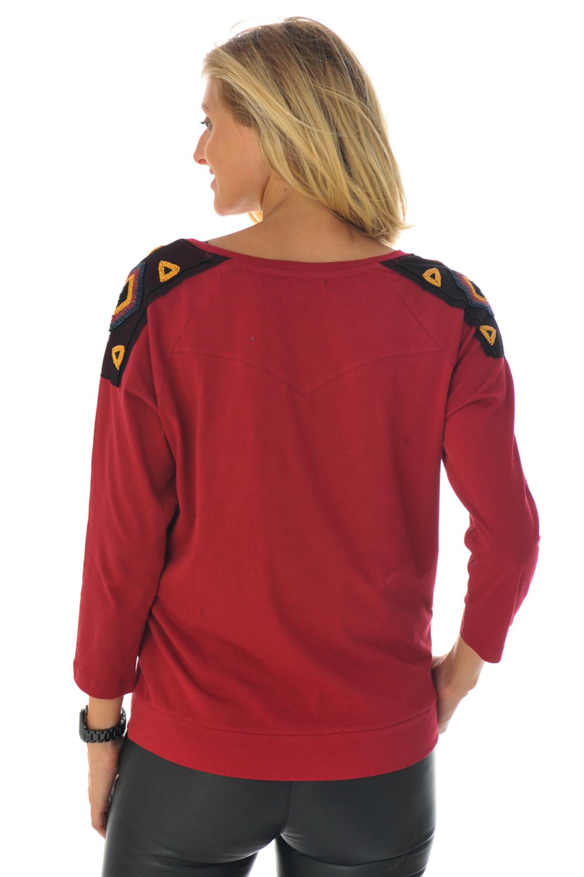 Red t-shirt with patterned shoulders - Image n°3