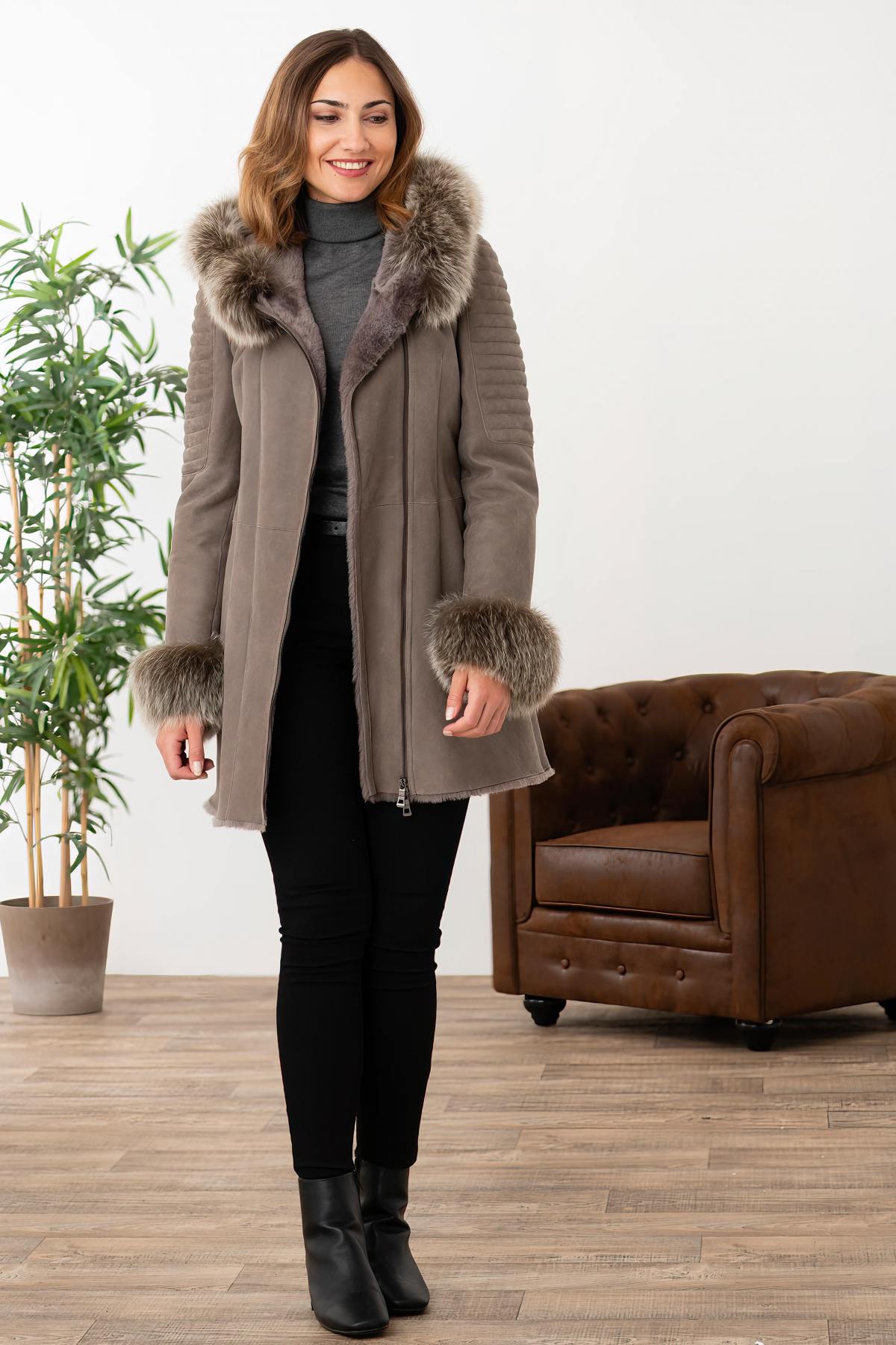 Coat in shearling and fox fur - Image n°2