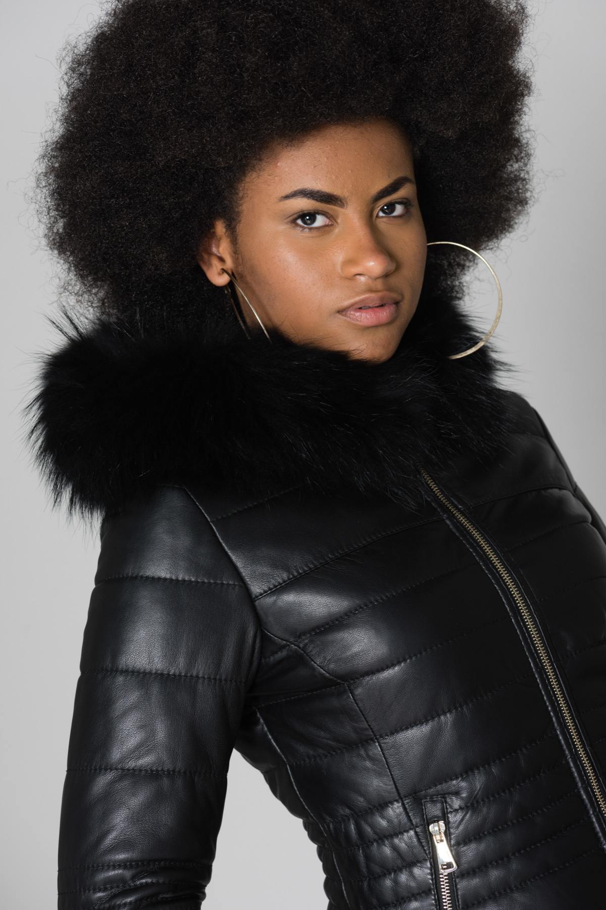 Women's down jacket in black sheepskin leather with black raccoon fur - Image n°5