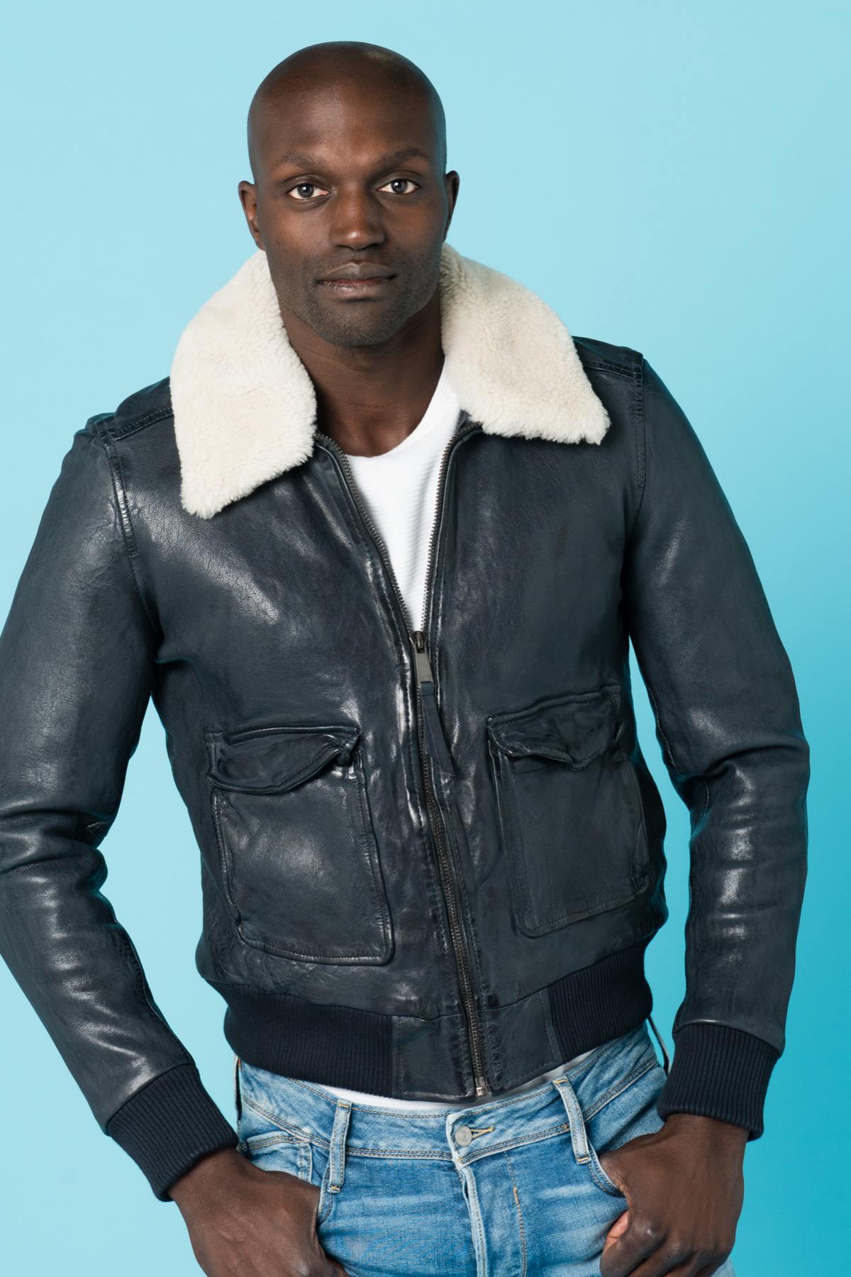 Navy blue pilot jacket with fur-lined collar - Image n°6