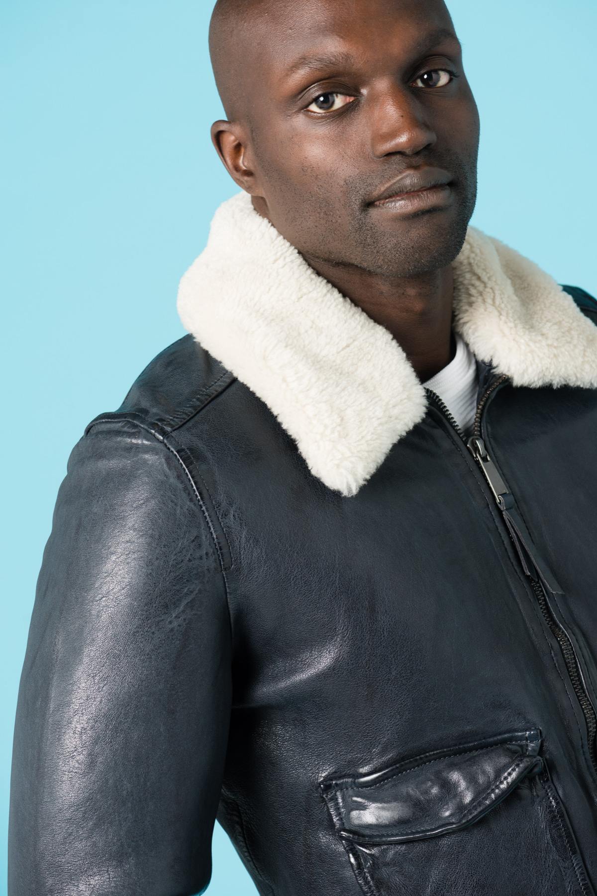 Navy blue pilot jacket with fur-lined collar - Image n°7