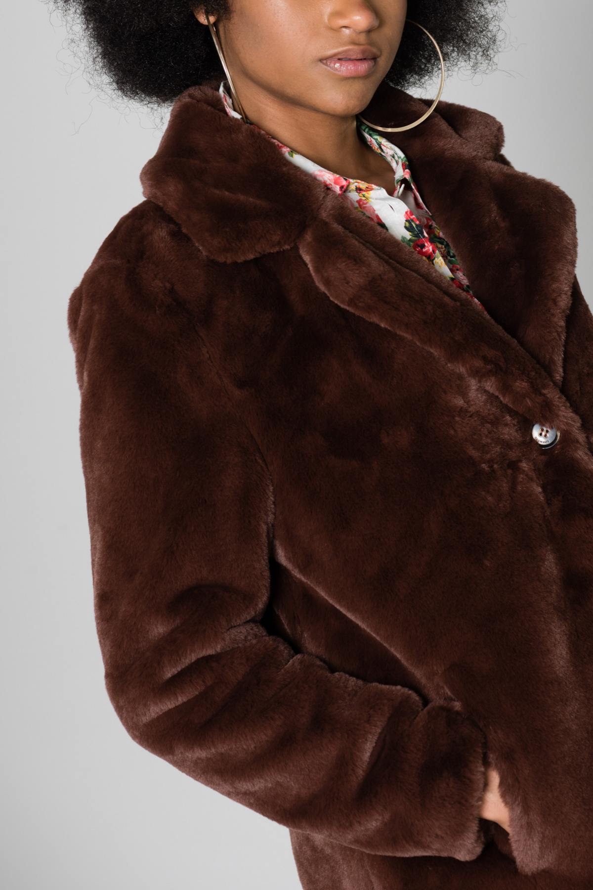 Brown faux fur coat - Image n°7