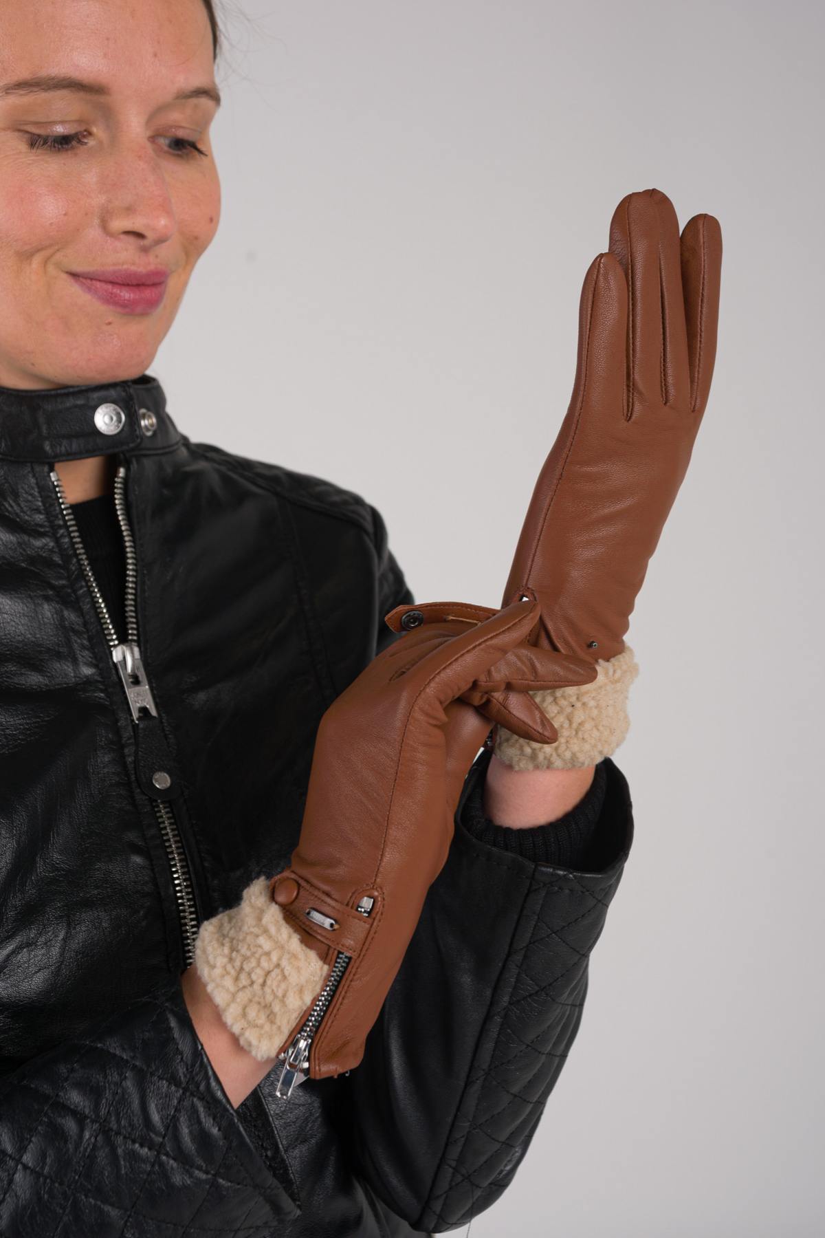 Women's camel lambskin gloves - Image n°1