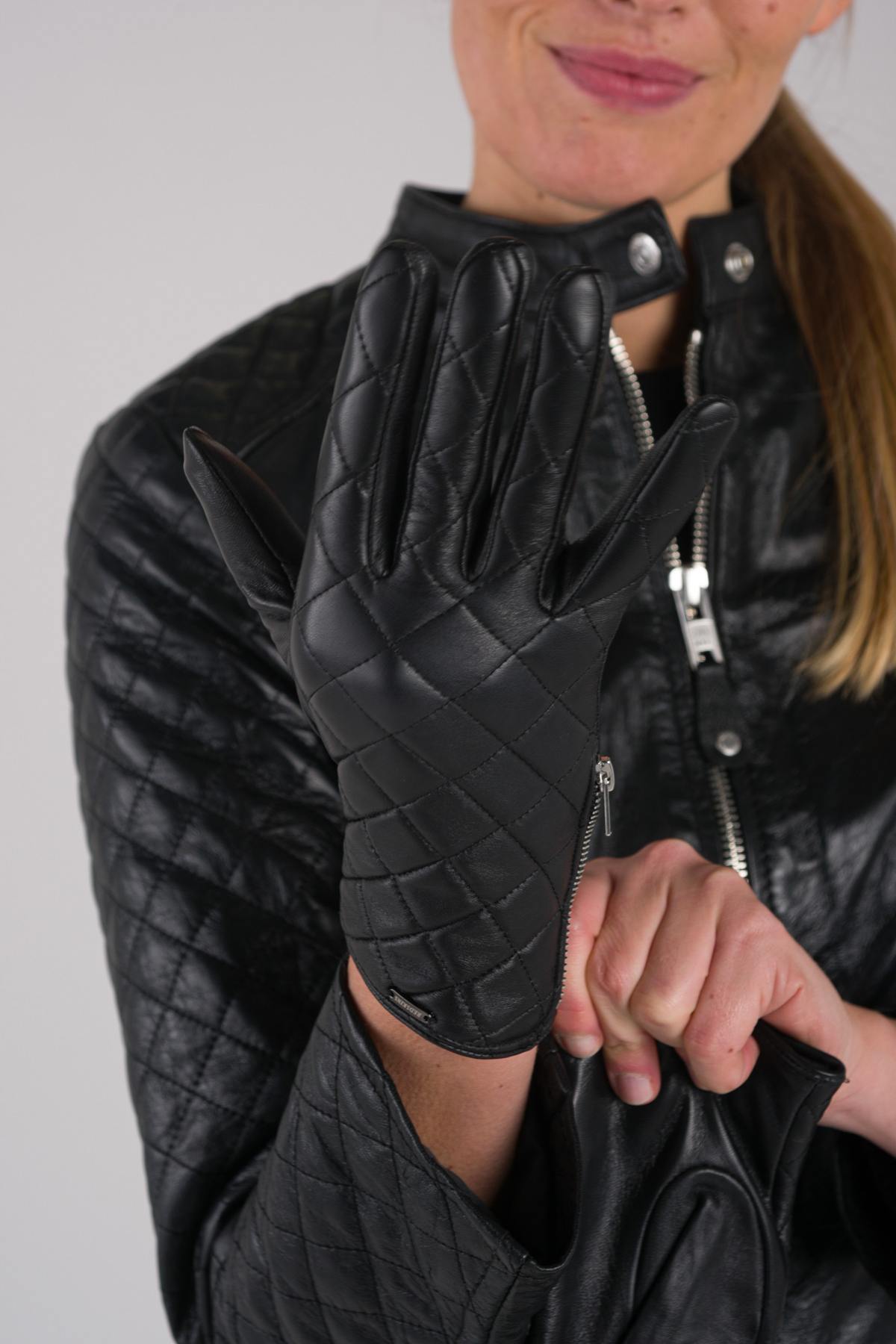 Black lambskin gloves - Image n°1