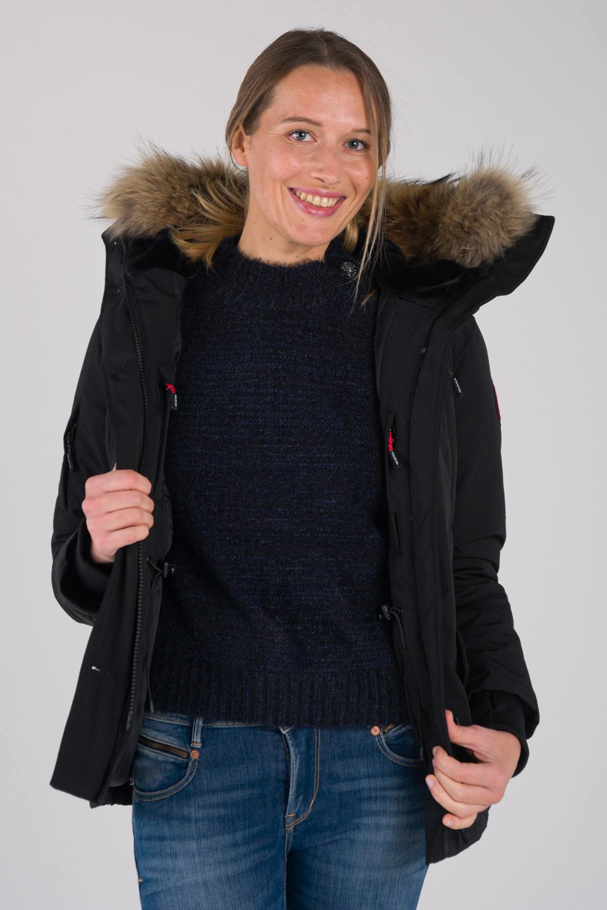 Women's black parka in extreme cold - Image n°5