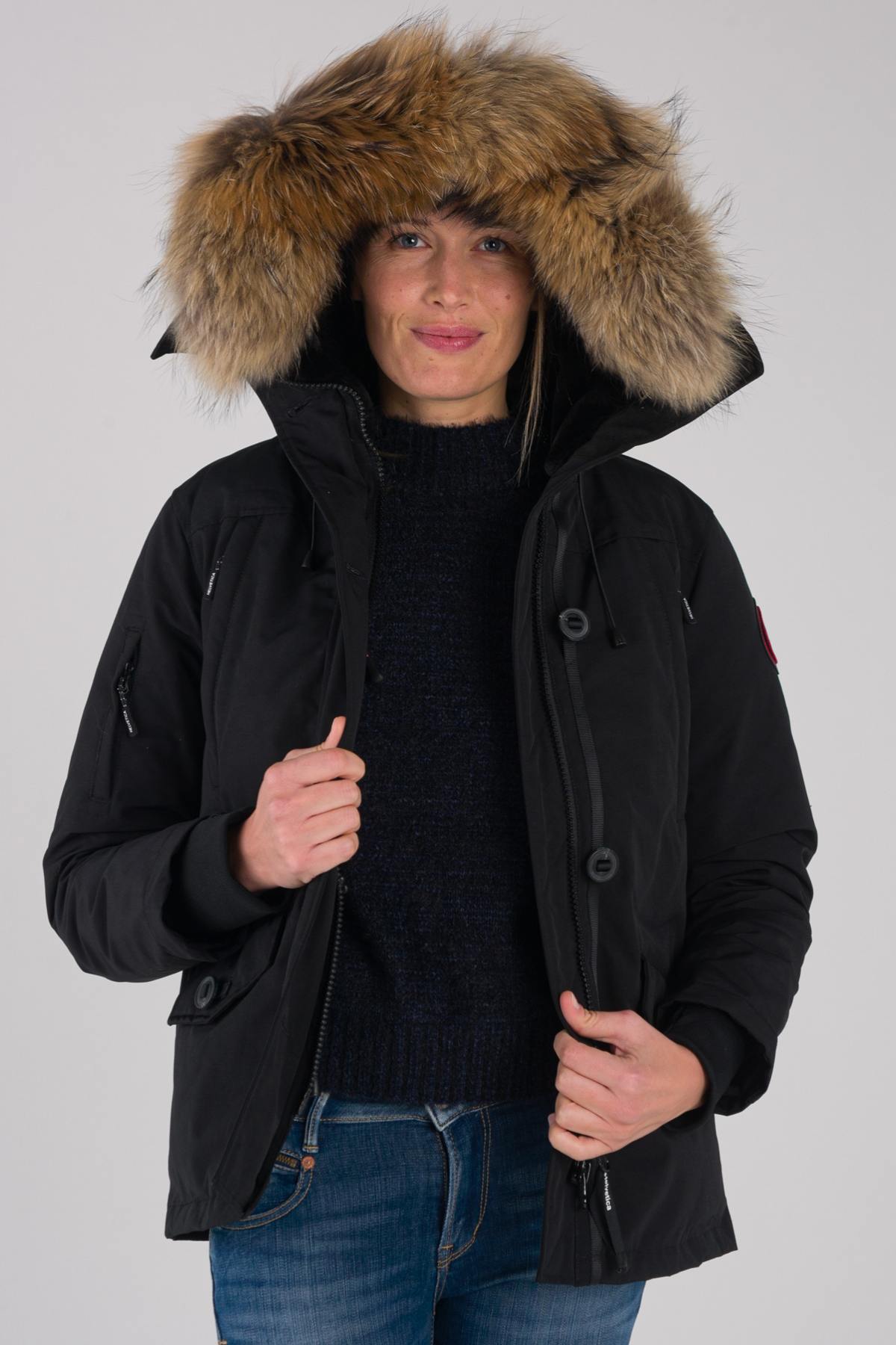 Women's black parka in extreme cold - Image n°4