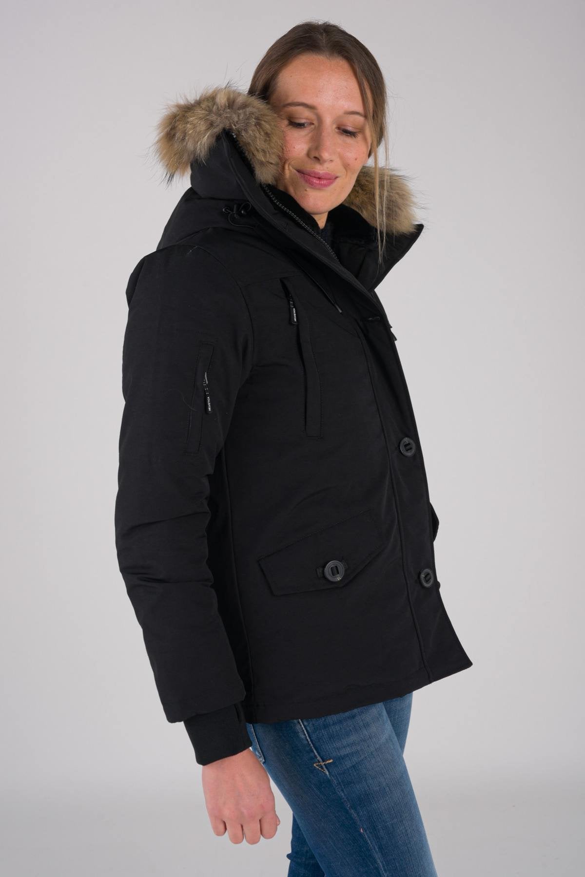 Women's black parka in extreme cold - Image n°6