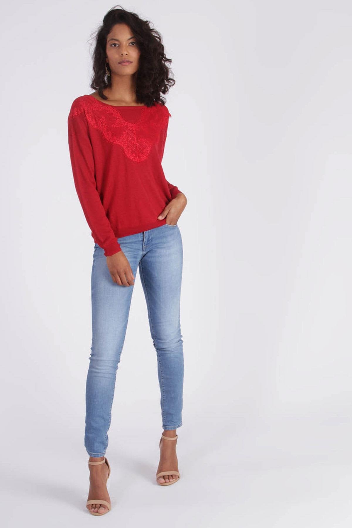 Thin red sweater with lace - Image n°2