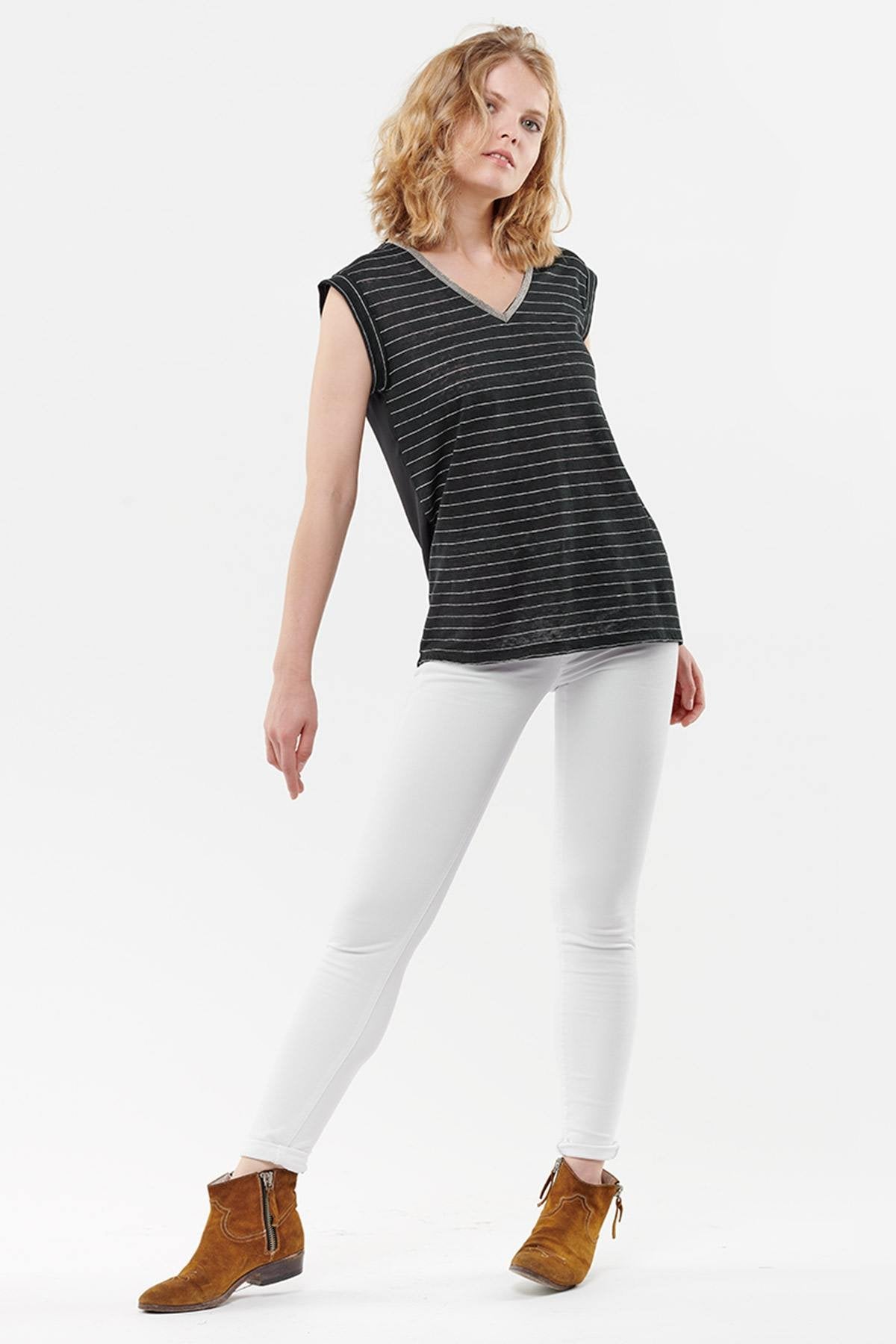 Sleeveless V-neck and striped top - Image n°2