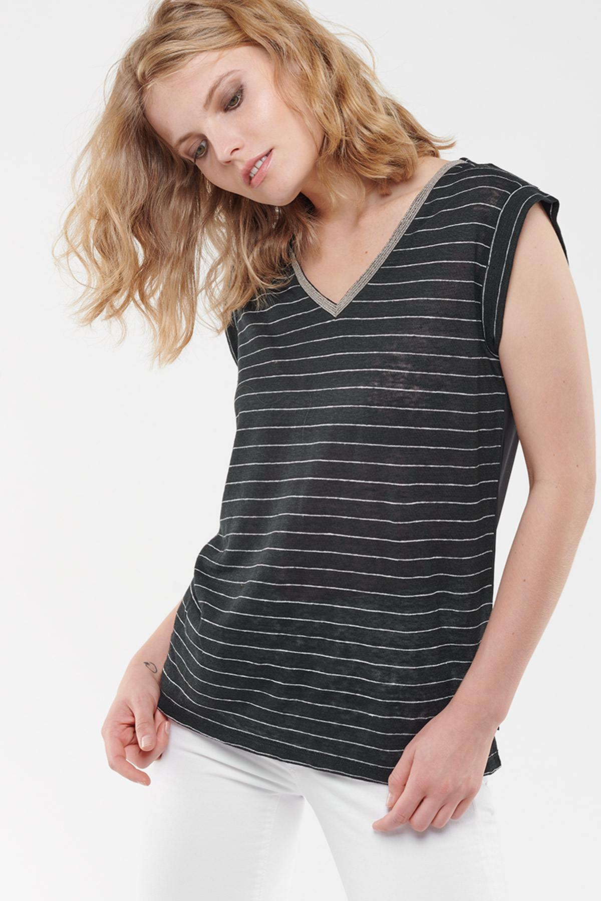 Sleeveless V-neck and striped top - Image n°1