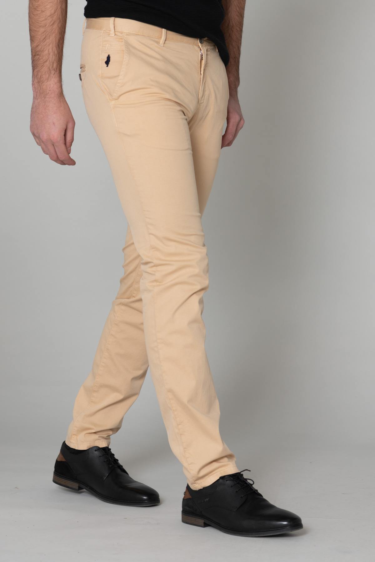 Beige chino pants for men - Image n°1