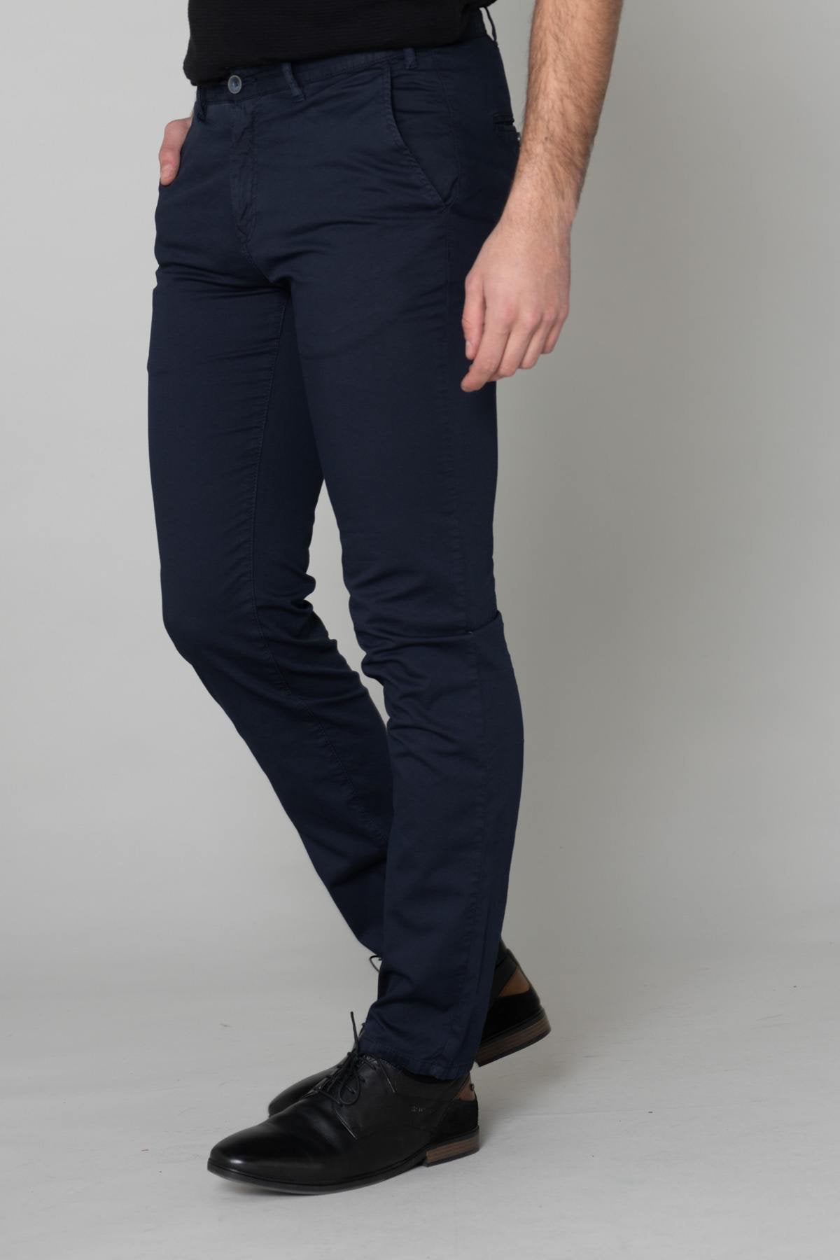 Men's navy blue chinos - Image n°1