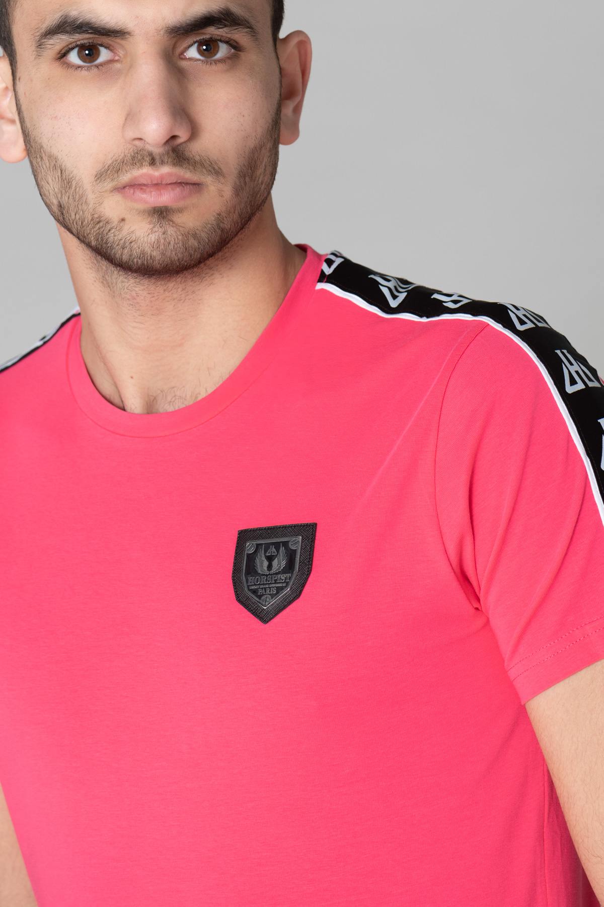 Plain pink t-shirt with metal badge - Image n°4