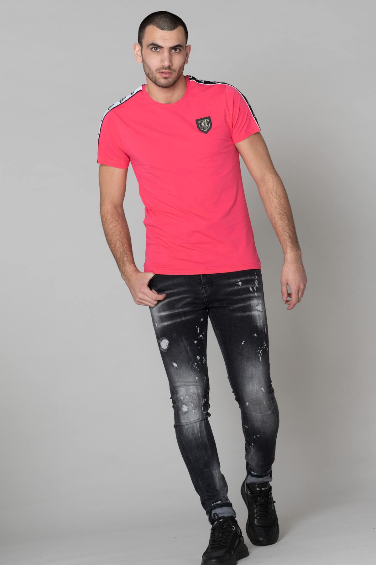 Plain pink t-shirt with metal badge - Image n°2