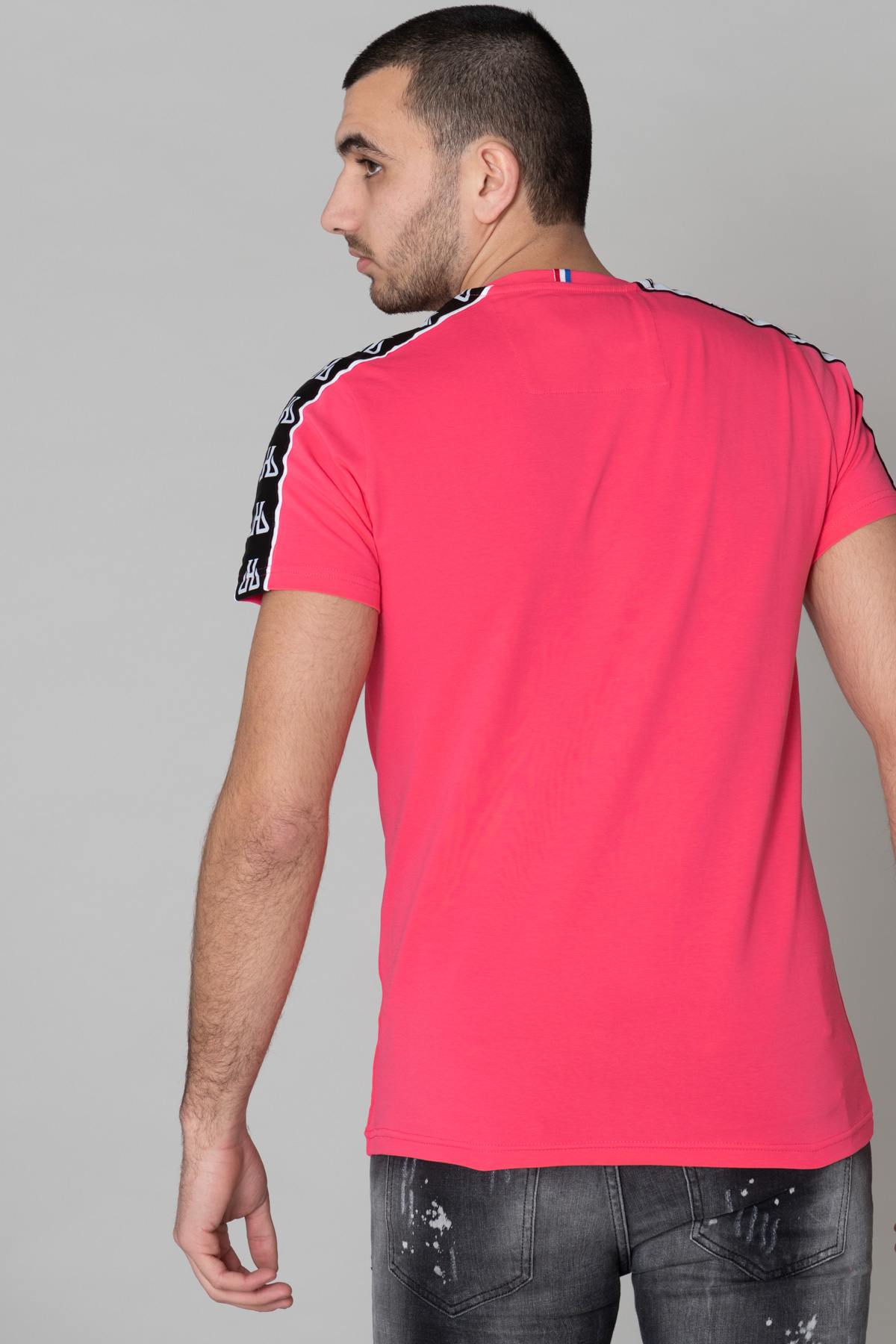 Plain pink t-shirt with metal badge - Image n°3