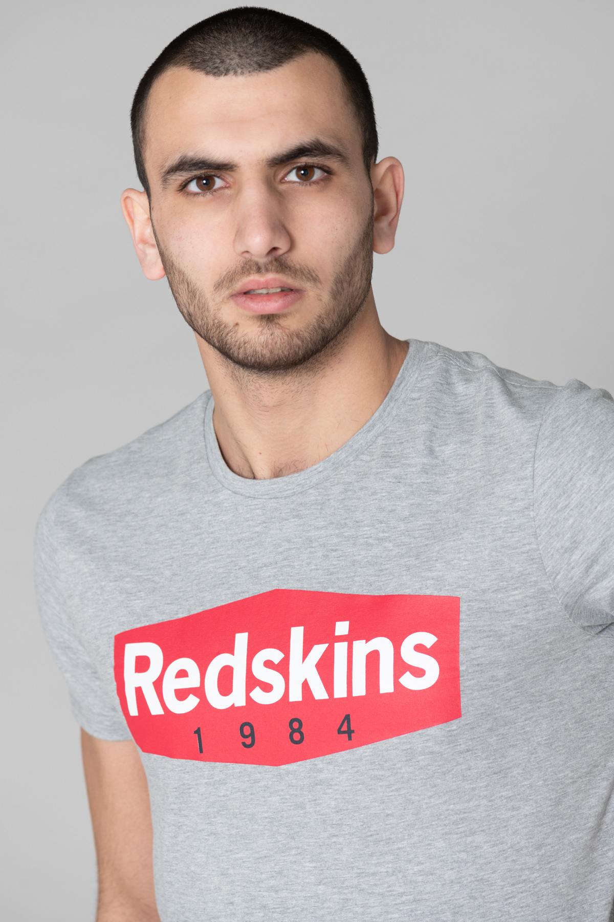 Gray round-neck T-shirt and red logo - Image n°4