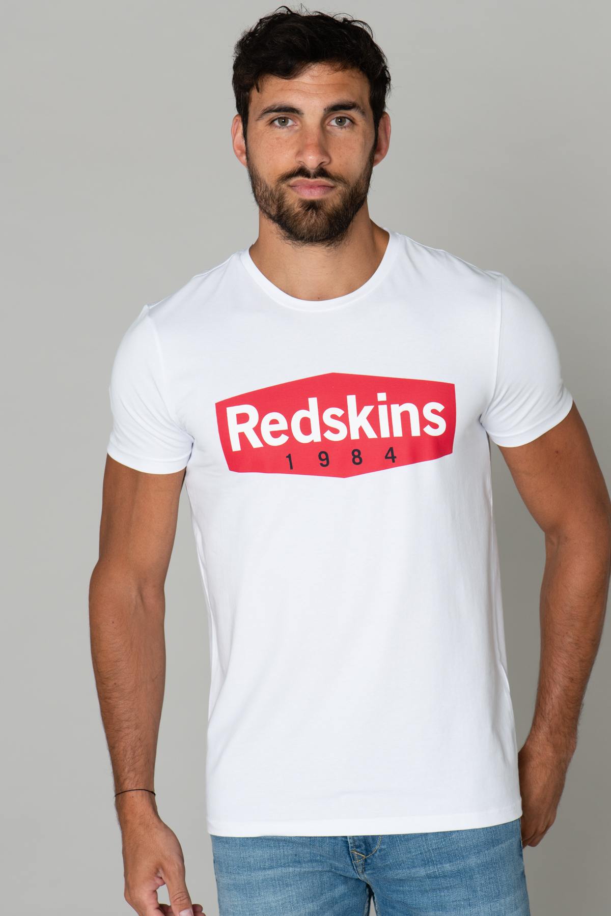 White t-shirt with red logo on chest - Image n°1