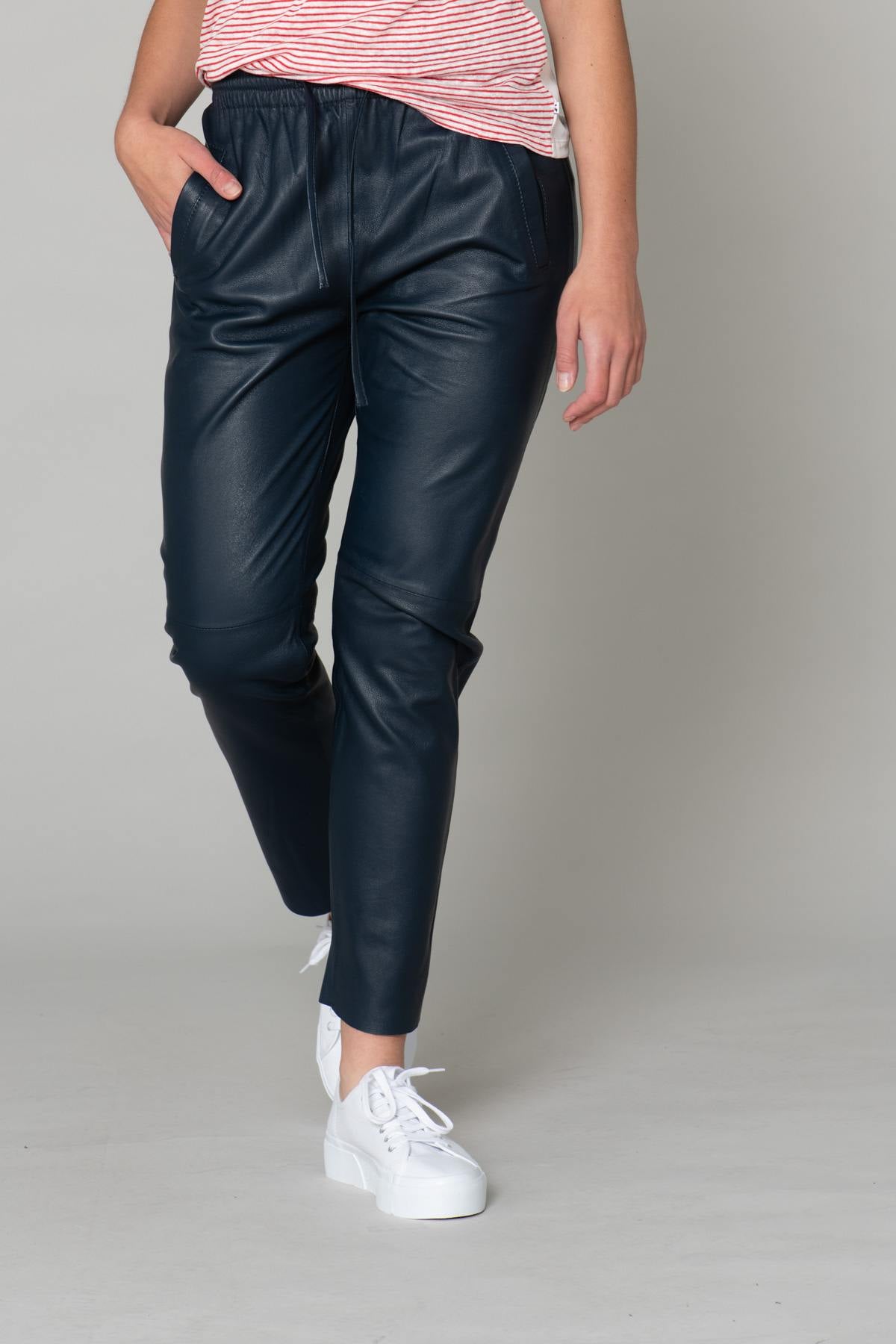 Blue leather pants with elastic waist - Image n°2