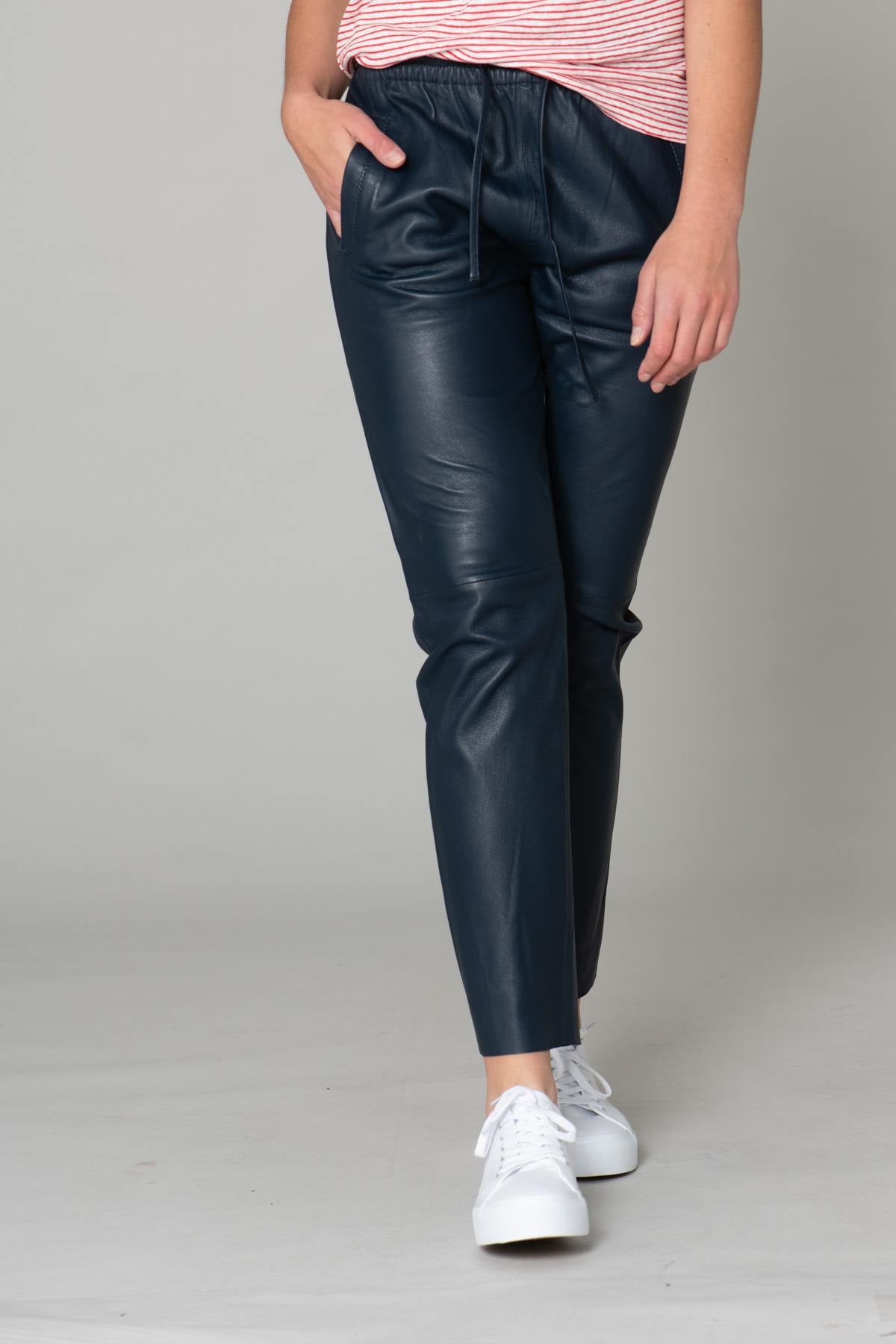 Blue leather pants with elastic waist - Image n°5