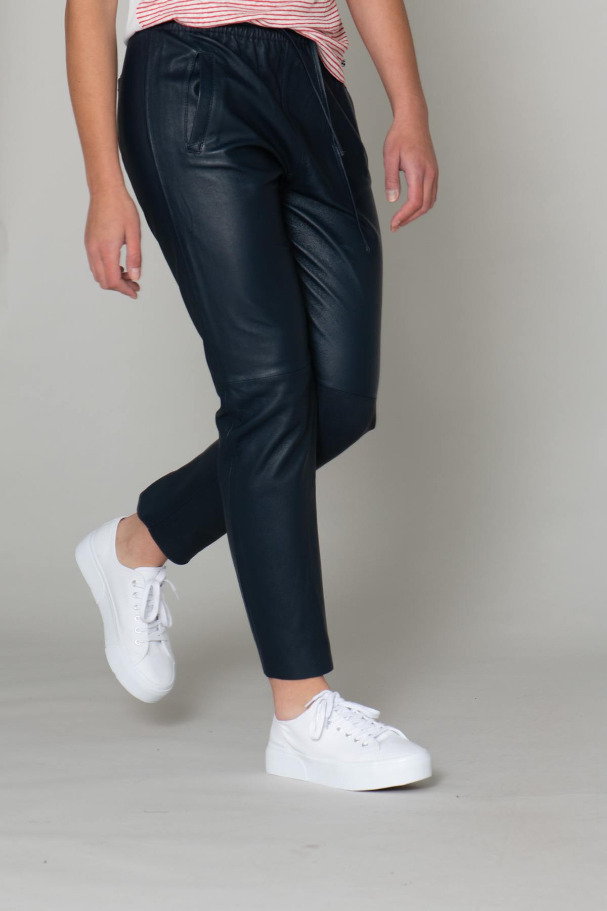 Blue leather pants with elastic waist - Image n°6