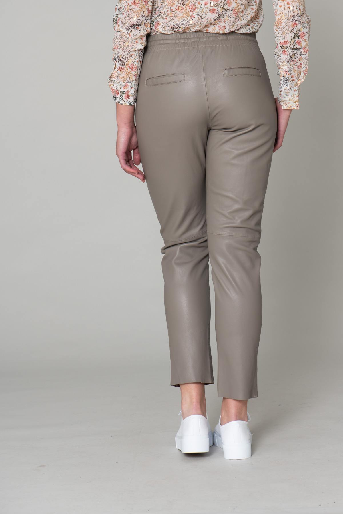 Elastic waist genuine leather pants - Image n°3