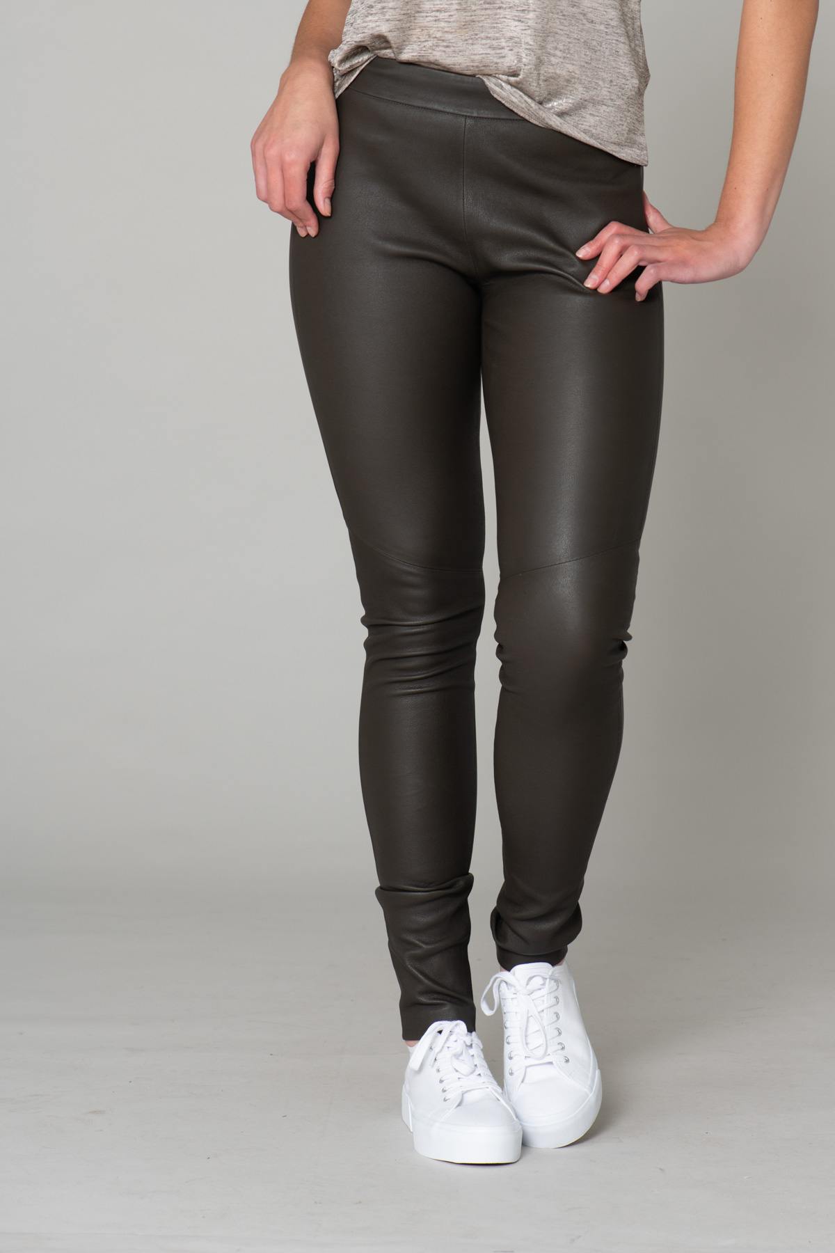 Olive green shiny leather pants - Image n°1