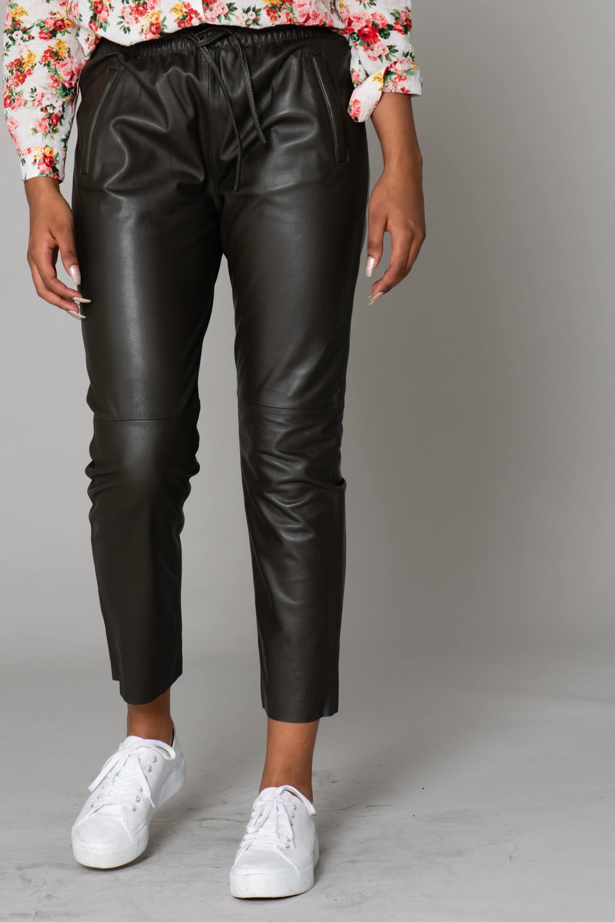 Khaki leather jogger pants - Image n°5