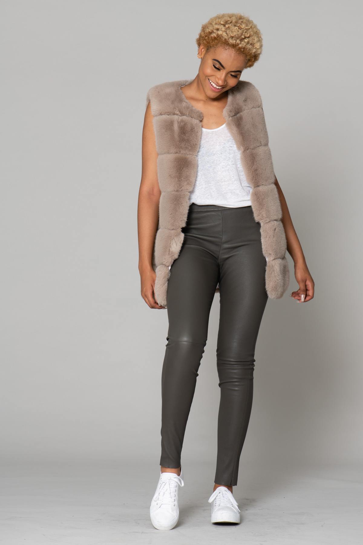 Sleeveless faux fur coat - Image n°2