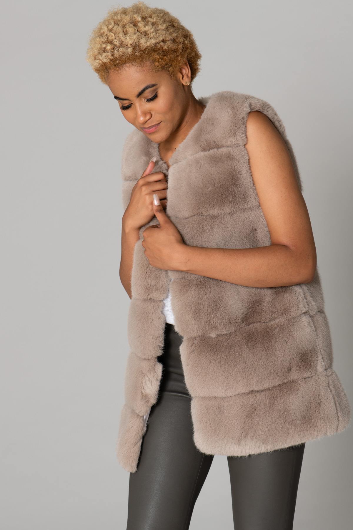 Sleeveless faux fur coat - Image n°5