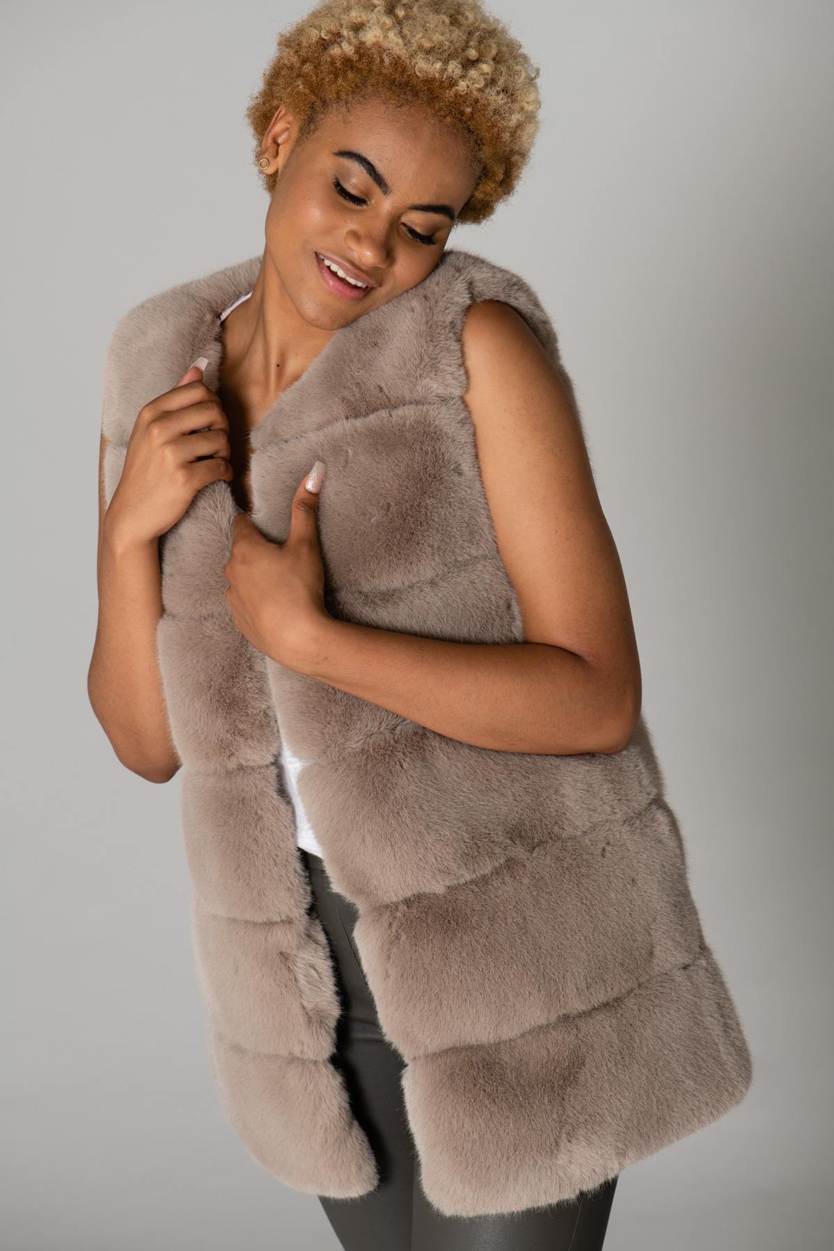 Sleeveless faux fur coat - Image n°1