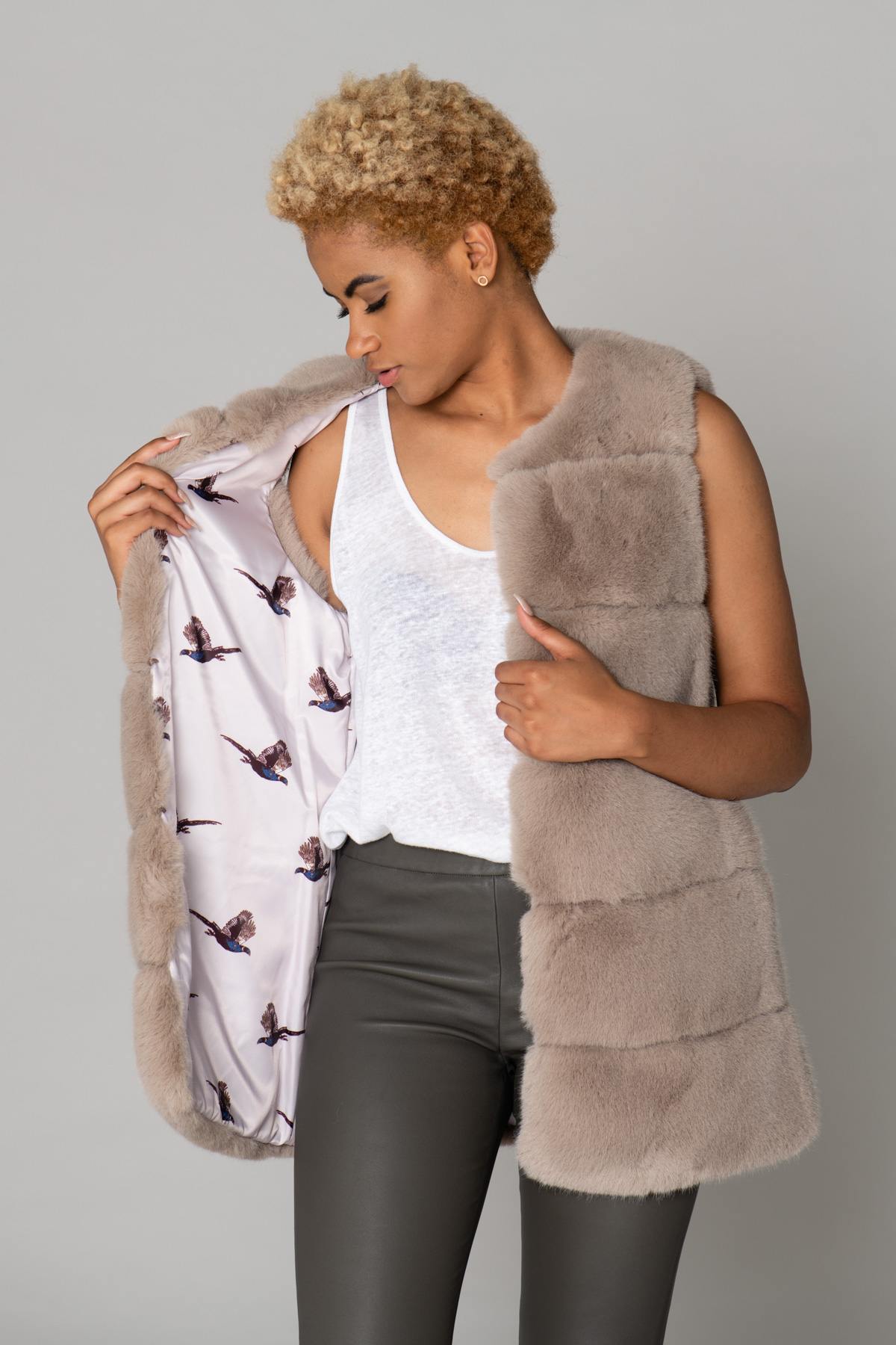 Sleeveless faux fur coat - Image n°6