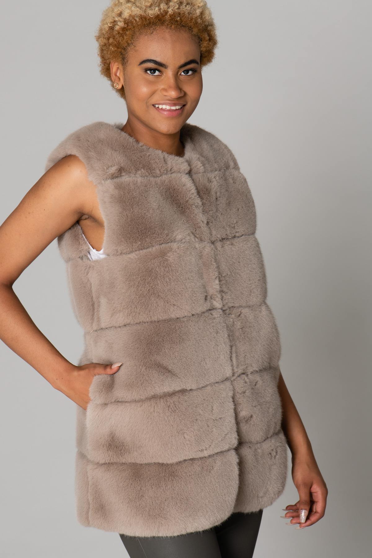 Sleeveless faux fur coat - Image n°7