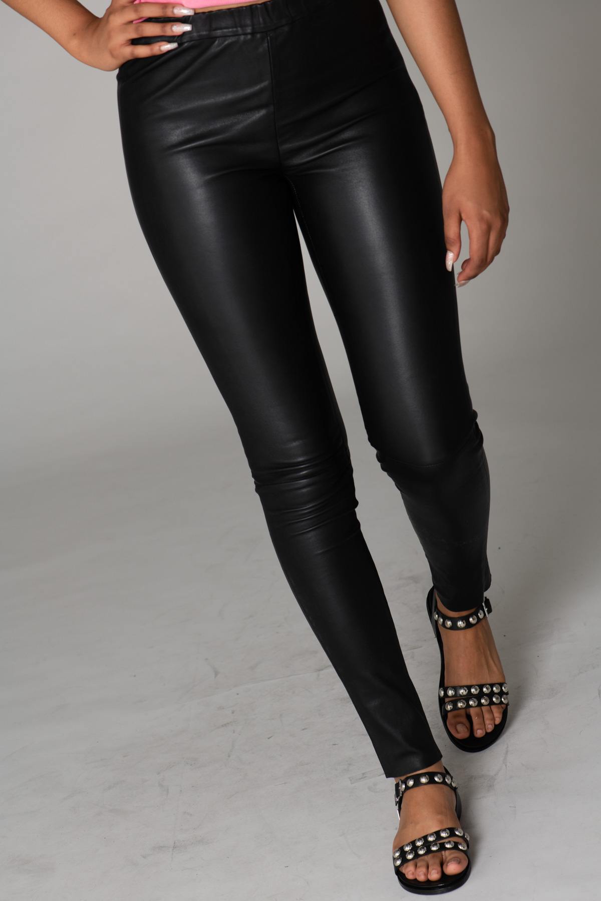 Women's black leather pants - Image n°1