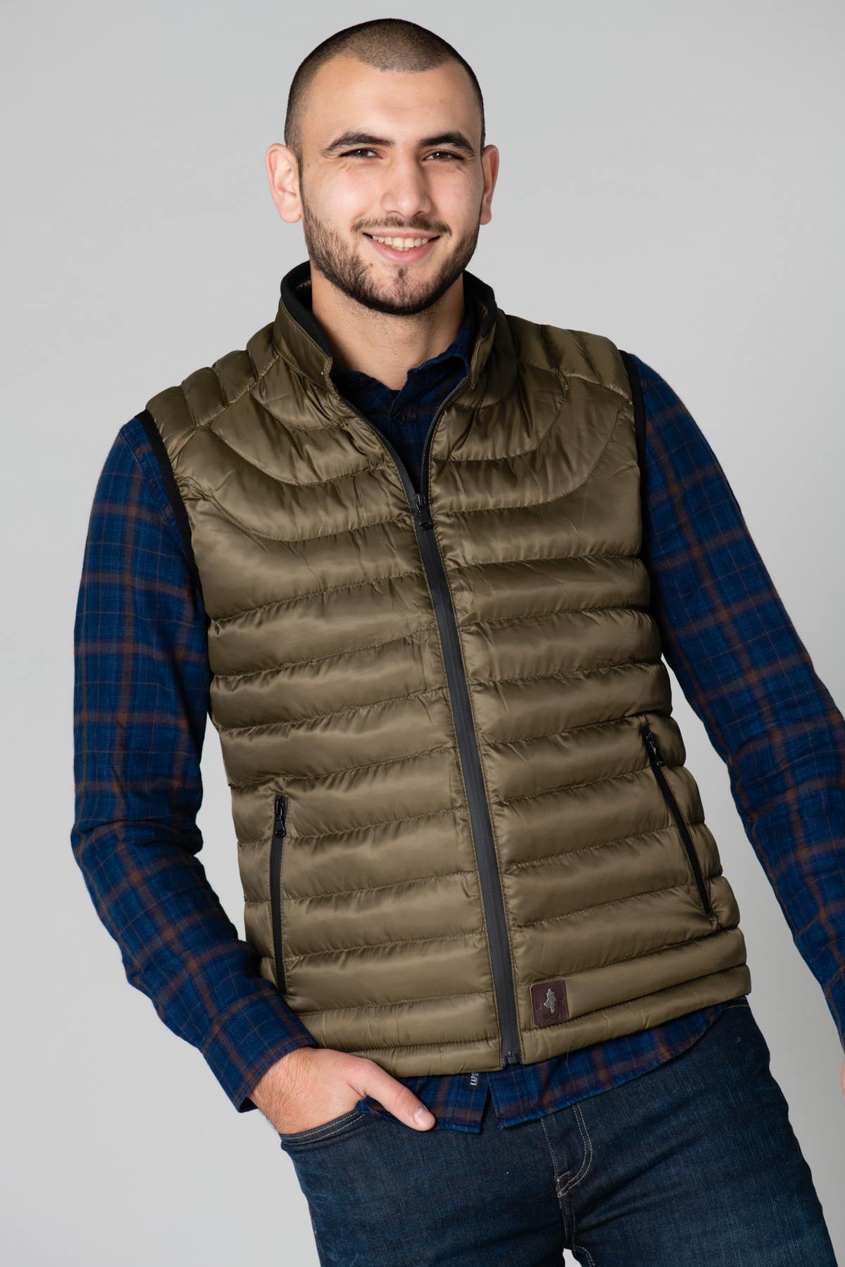 Khaki sleeveless down jacket - Image n°3