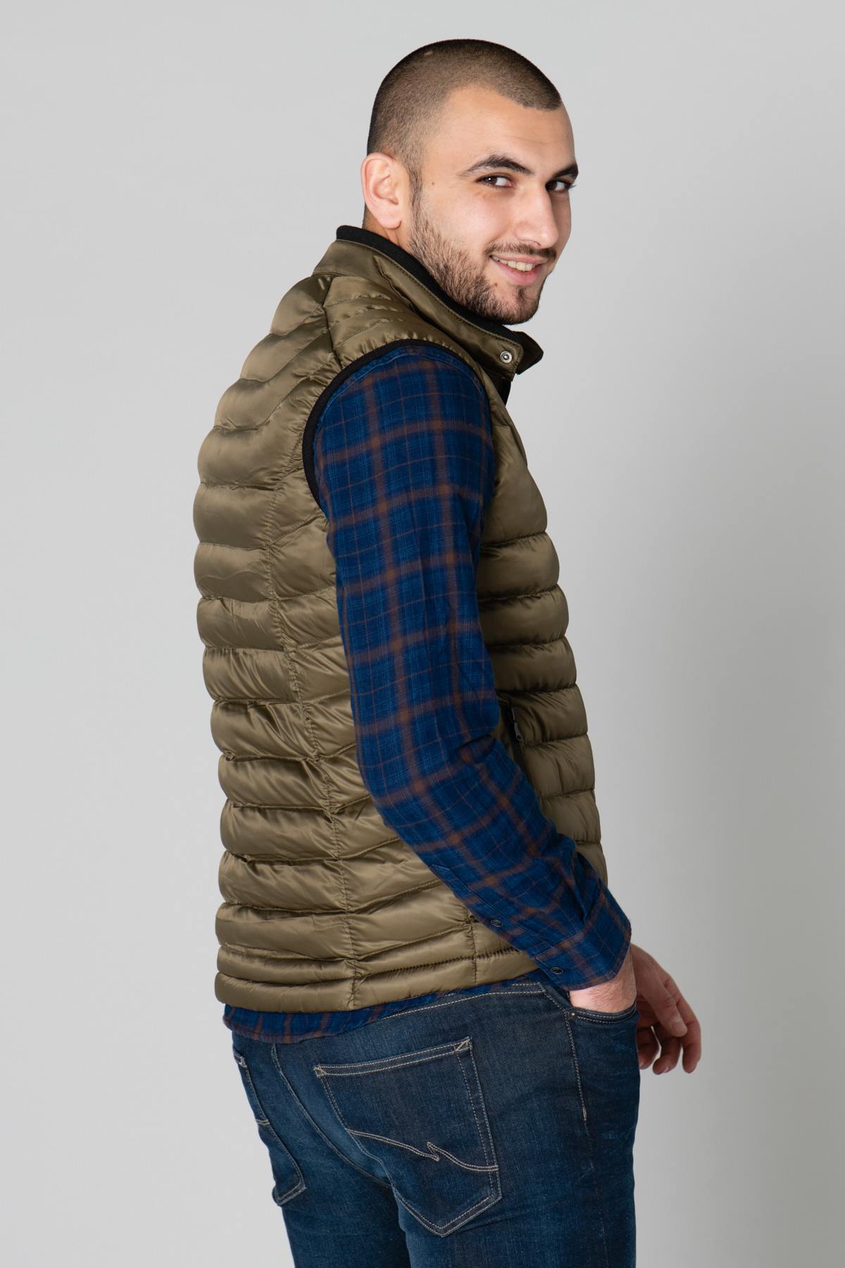 Khaki sleeveless down jacket - Image n°4