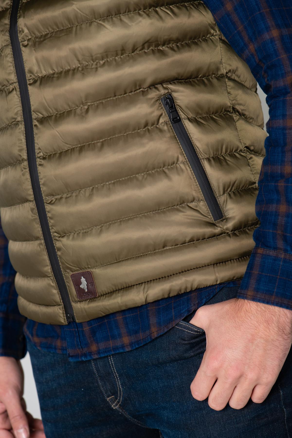 Khaki sleeveless down jacket - Image n°5