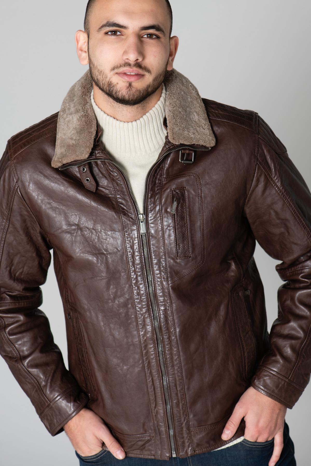 Brown leather jacket with fur collar - Image n°7