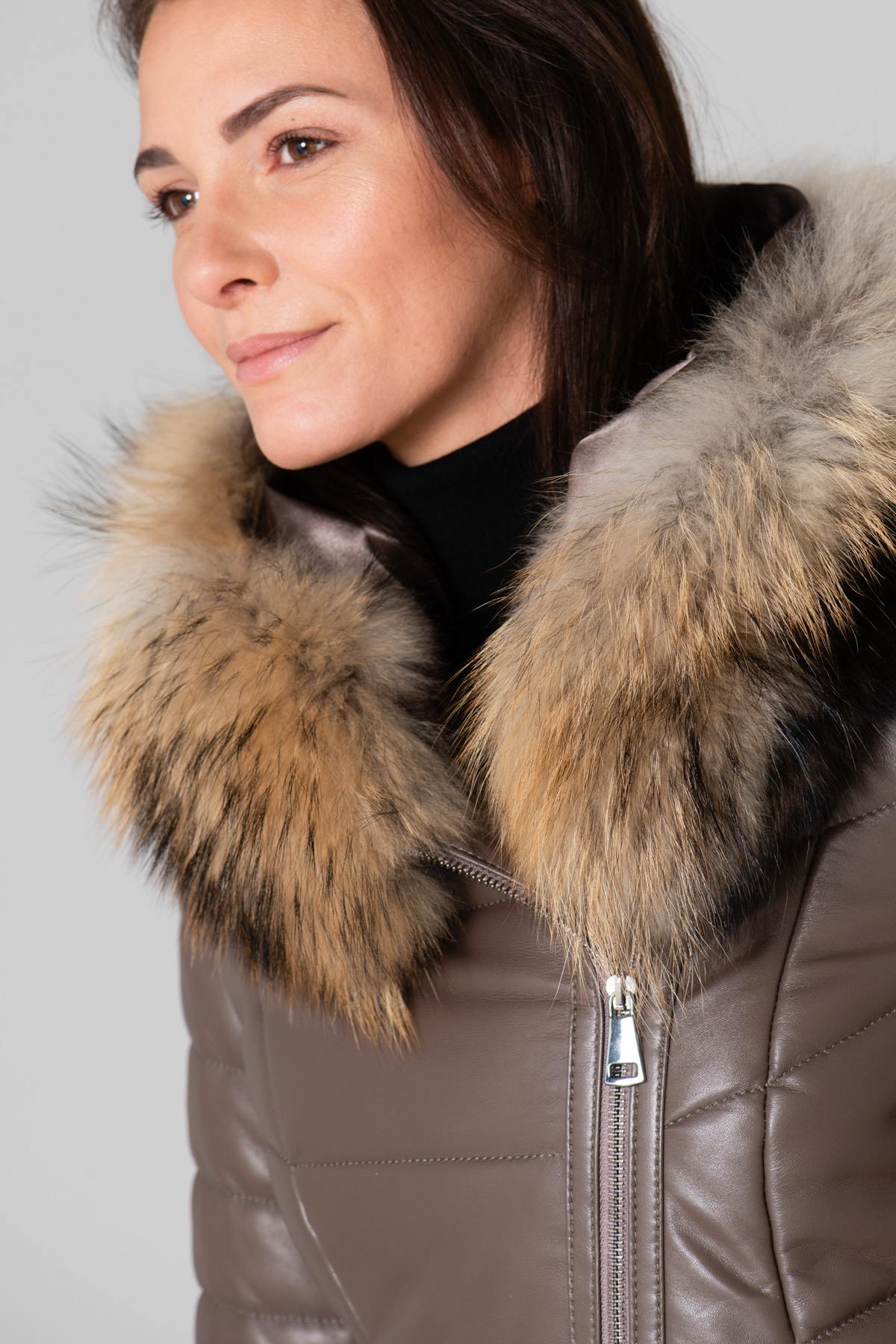 Elegant taupe-colored down jacket - Image n°8