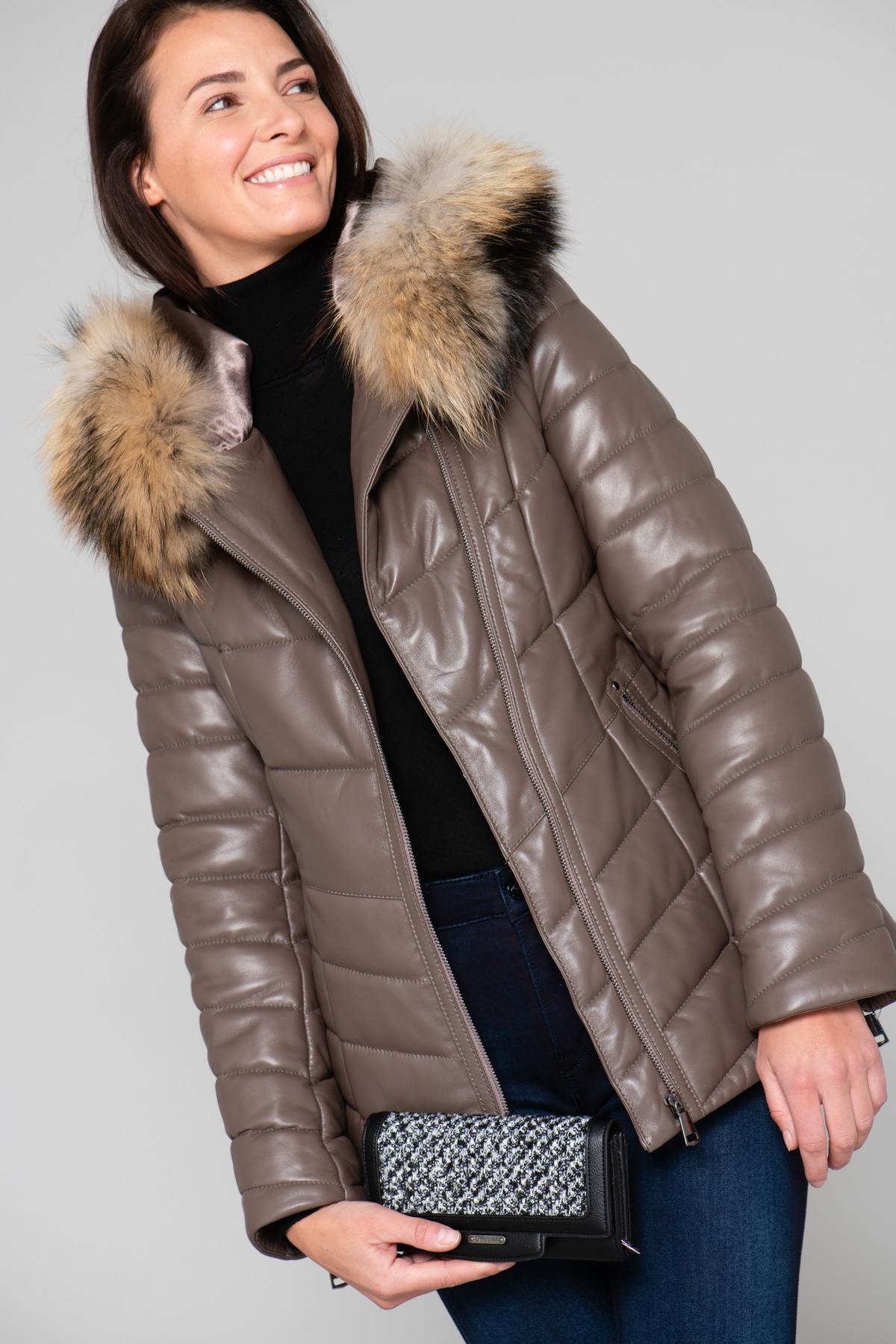 Elegant taupe-colored down jacket - Image n°1