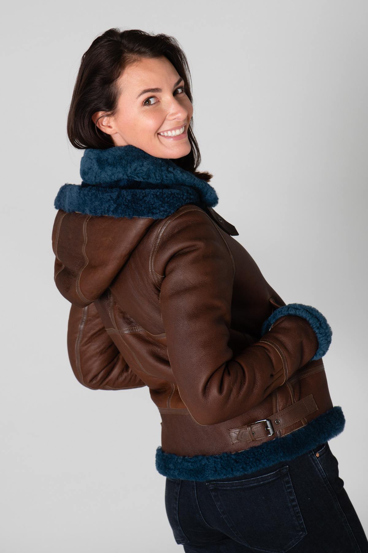 Bomber jacket in brown leather and blue fur - Image n°5