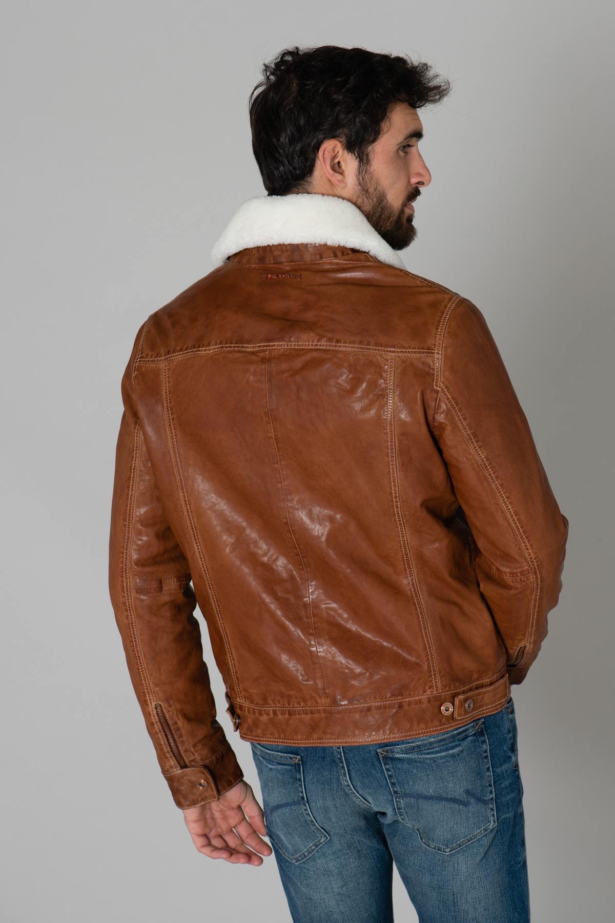 Cognac leather jacket with white fur collar - Image n°6