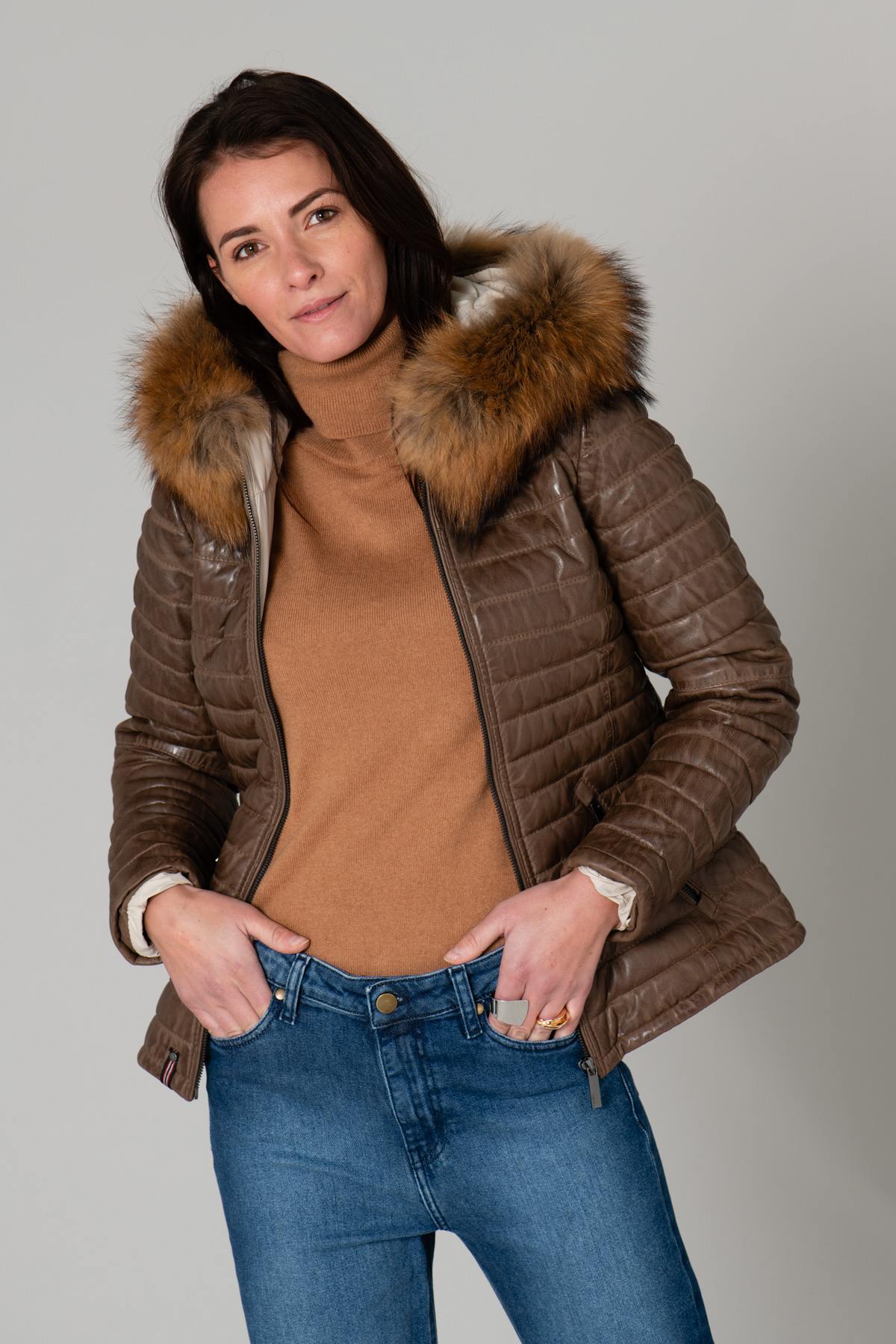 Light brown down jacket in leather and fur collar - Image n°3