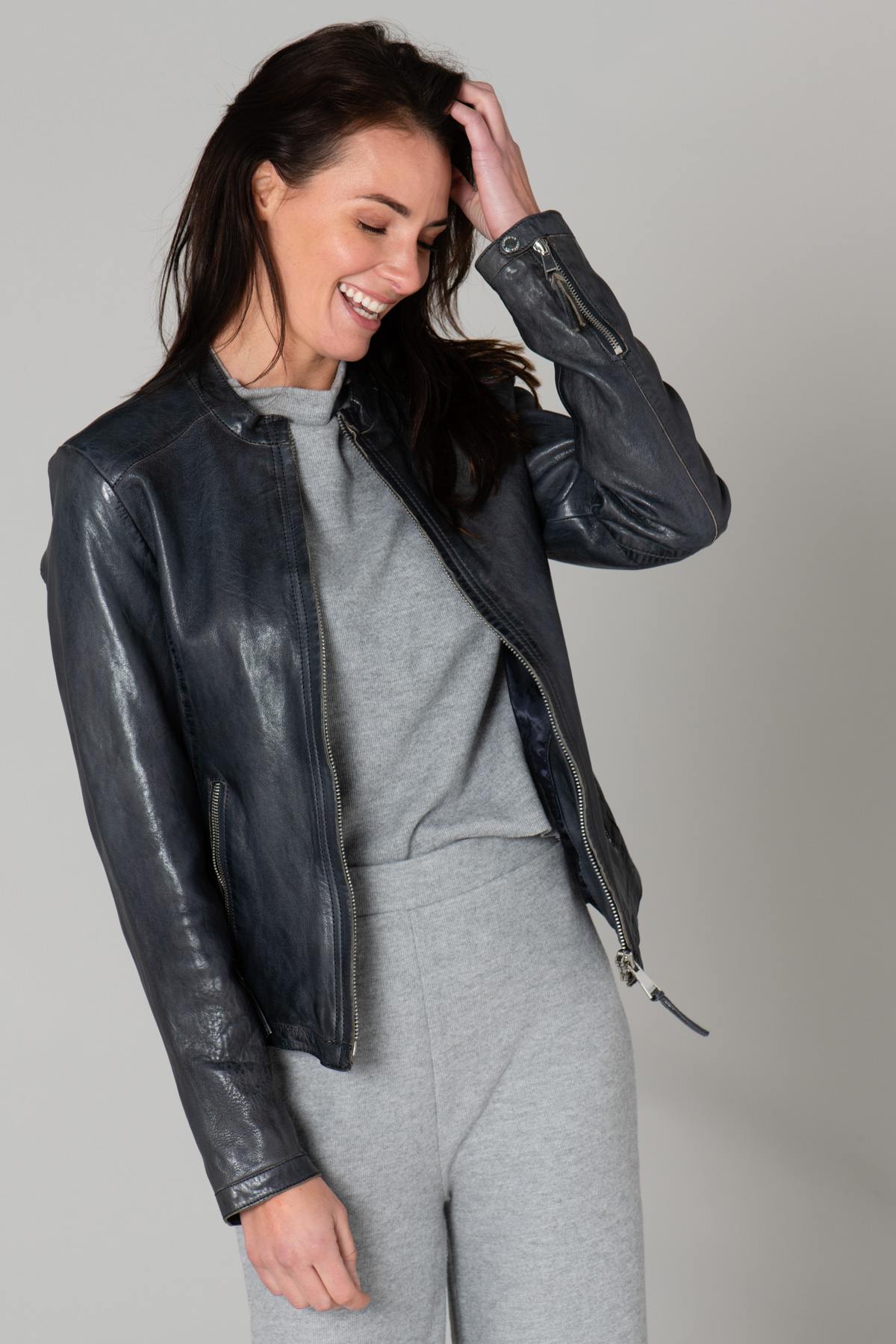 Women's navy blue leather jacket - Image n°2