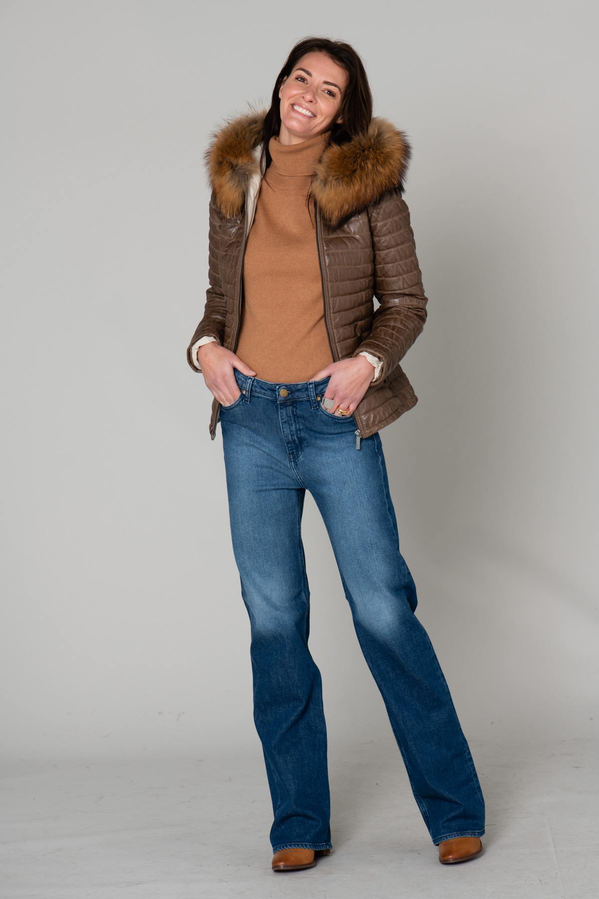 Light brown down jacket in leather and fur collar - Image n°2